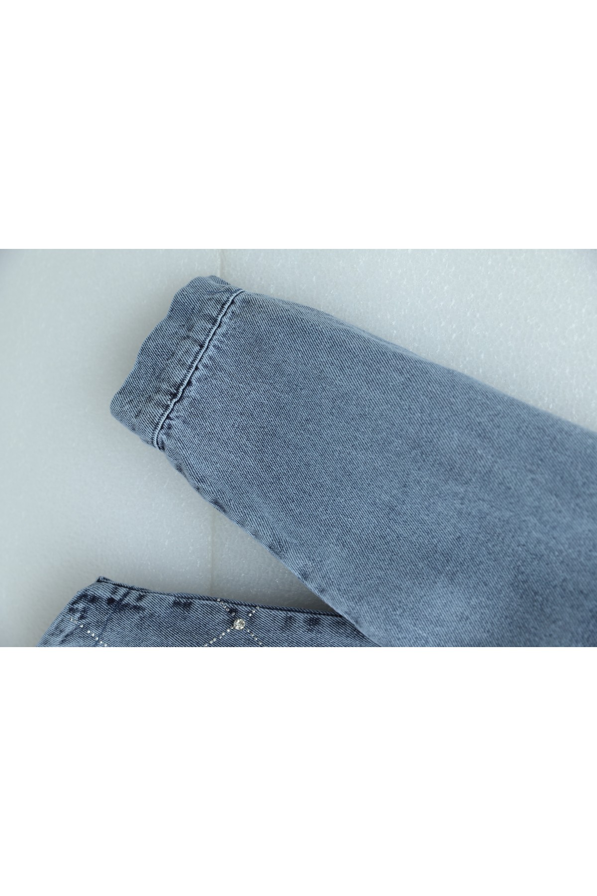 جاكيت جينز بأزرار أمامية مزين بأحجار الراين وجيبين  -جليدي