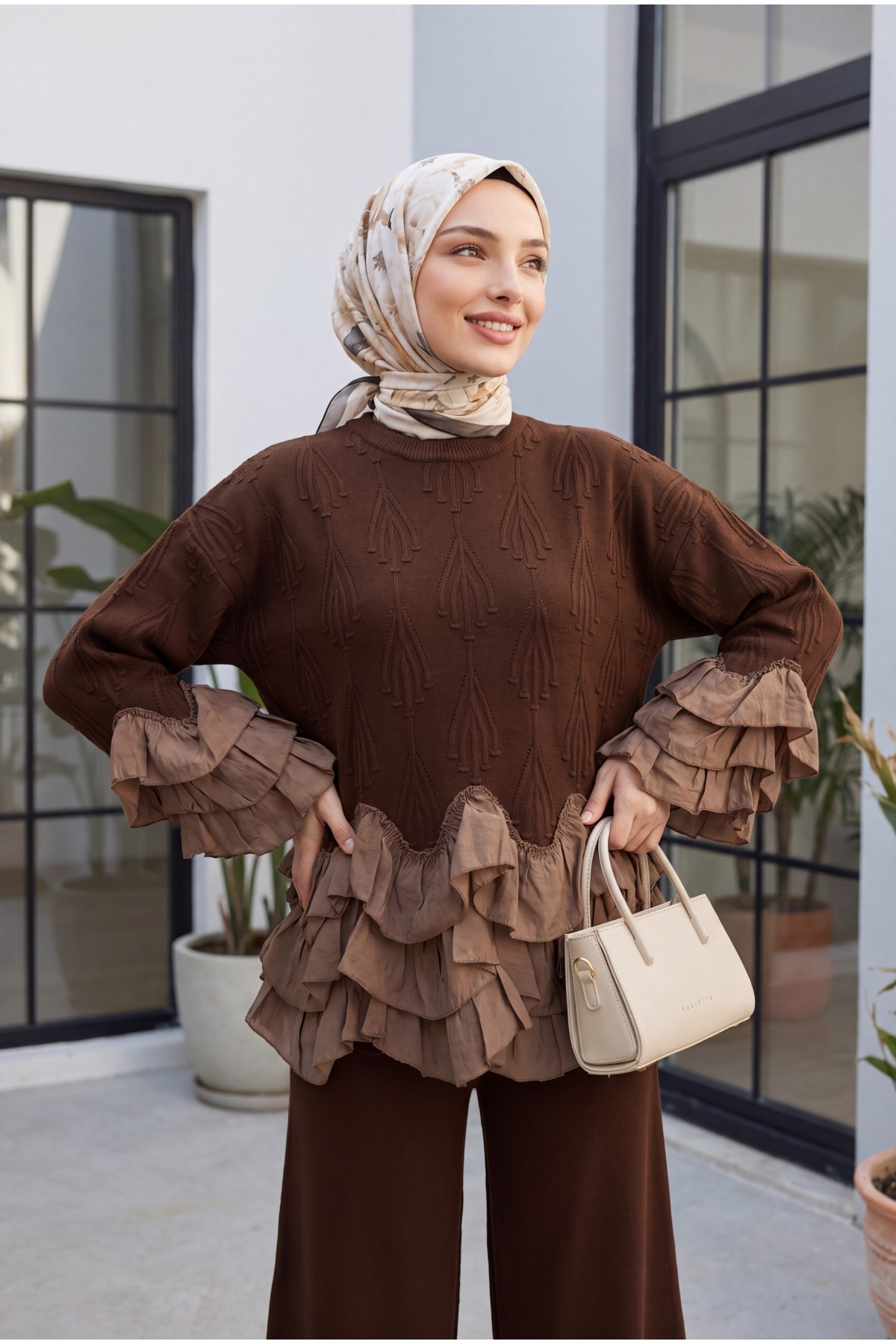 Bisiklet Yaka Fırfır Detaylı Beli Bağcıklı Pantolonlu Triko Takım -Kahverengi