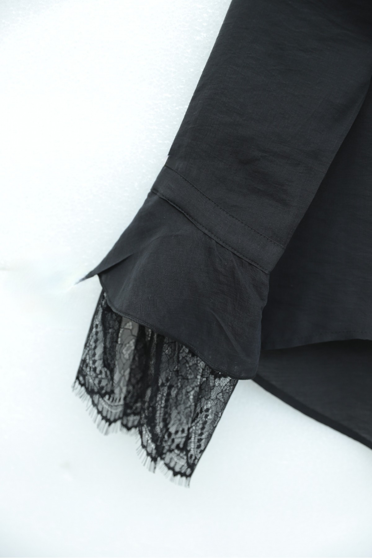 Yakası Bağcıklı Fırfırlı Dantel Detaylı Arkası Uzun Cupra Gömlek  -Siyah