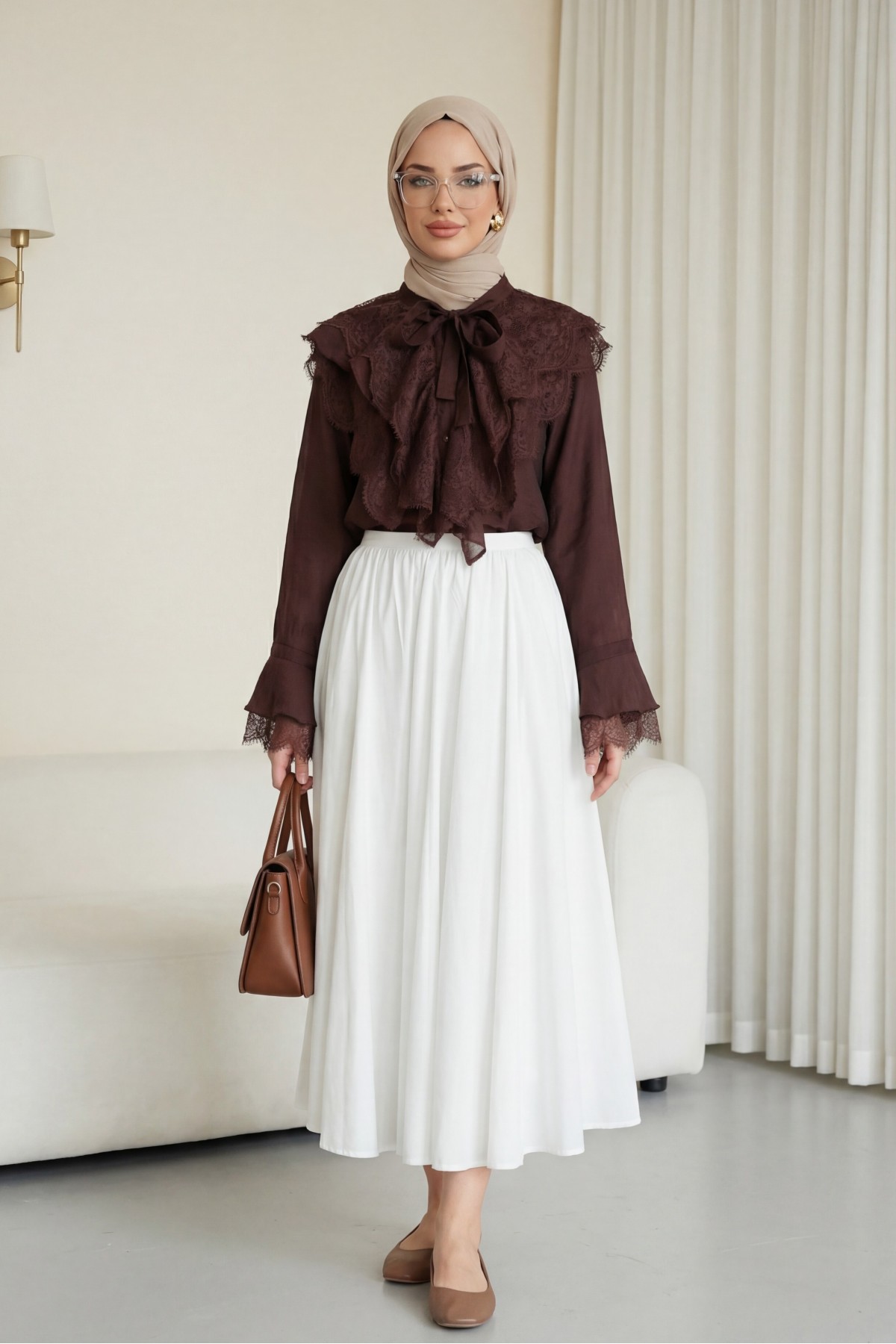 قميص كوبرا طويل الظهر بتفاصيل من الدانتيل وفتحة رقبة من الدانتيل -لون الخوخ