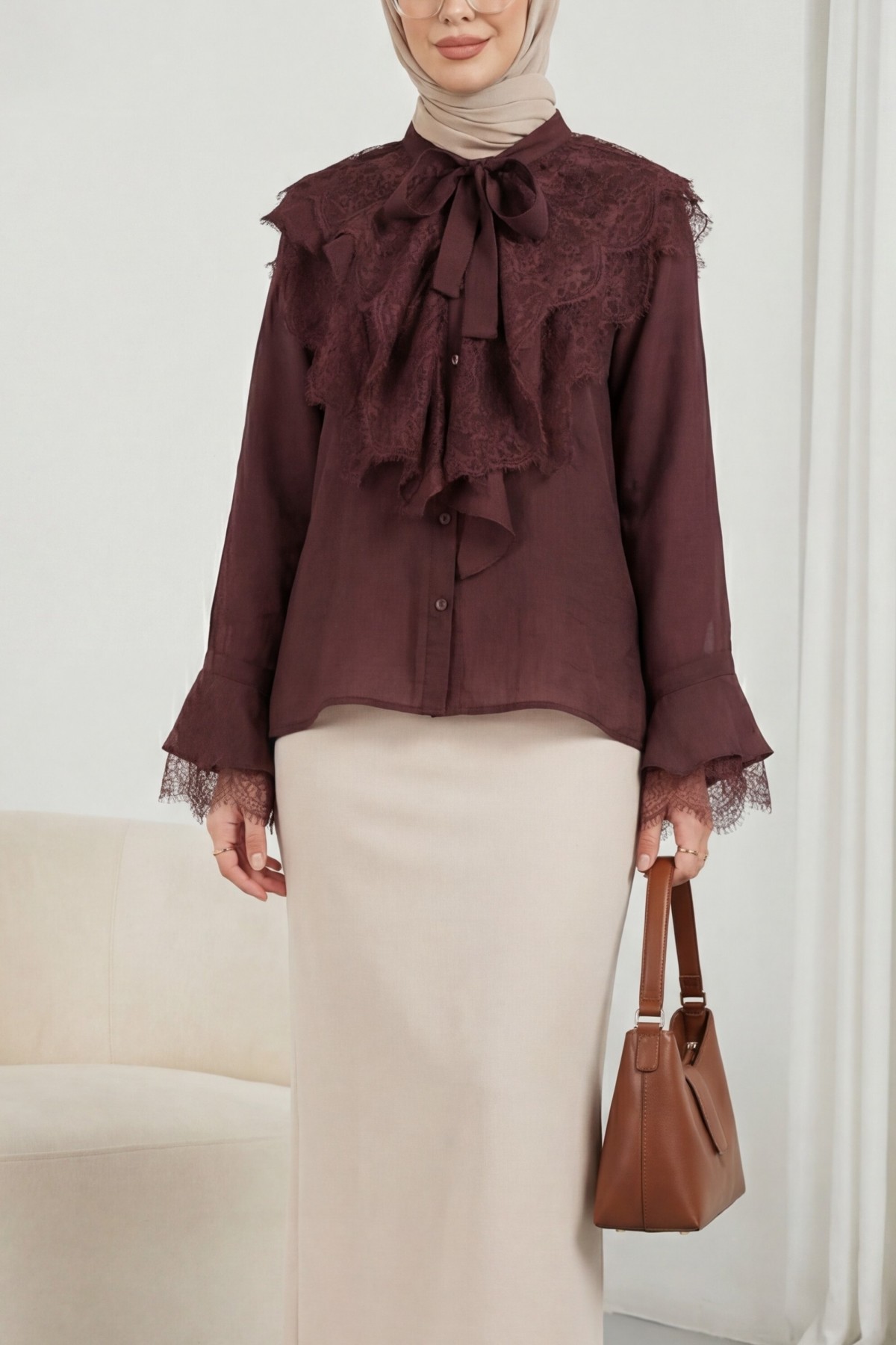 قميص كوبرا طويل الظهر بتفاصيل من الدانتيل وفتحة رقبة من الدانتيل -لون الخوخ