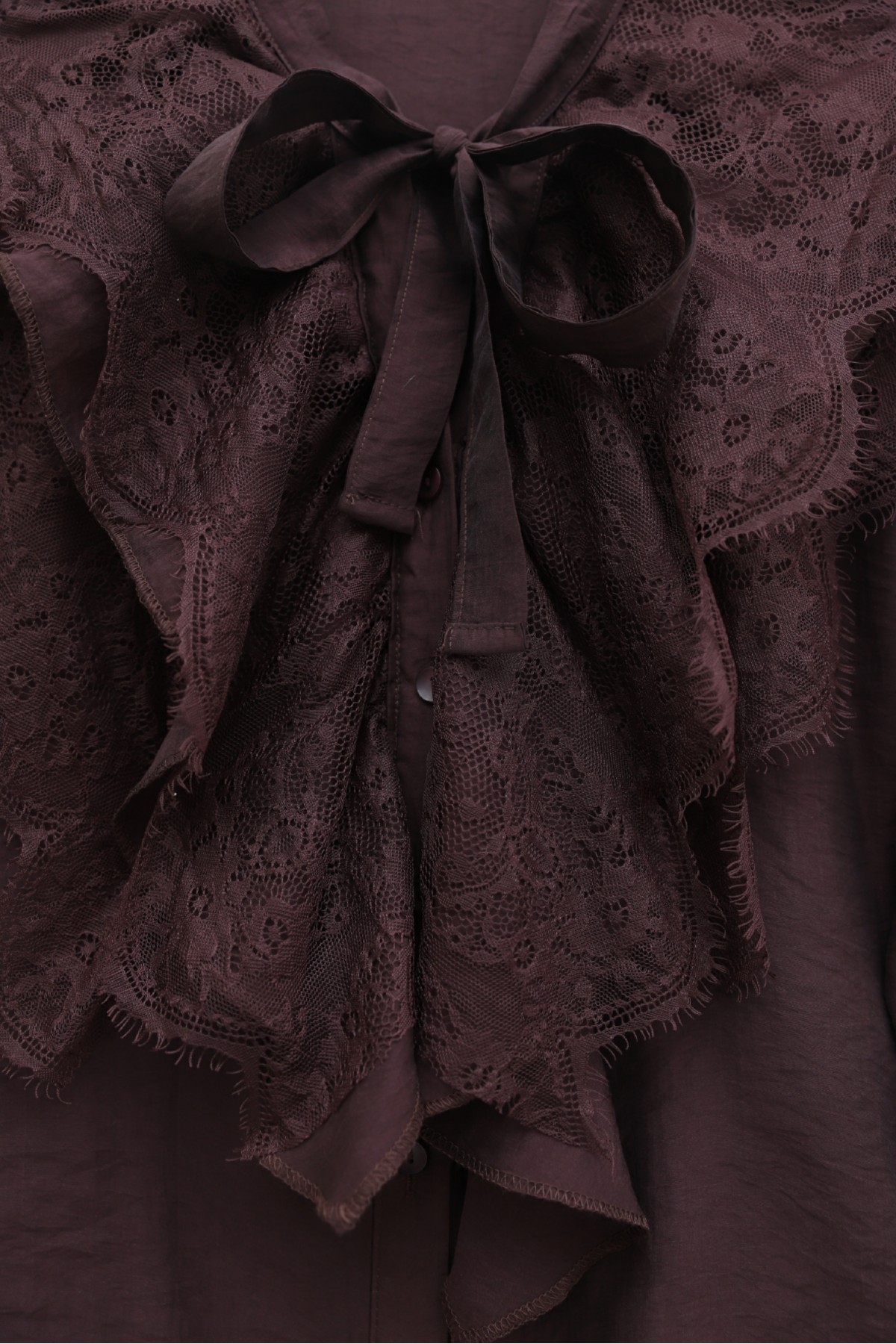 قميص كوبرا طويل الظهر بتفاصيل من الدانتيل وفتحة رقبة من الدانتيل -لون الخوخ