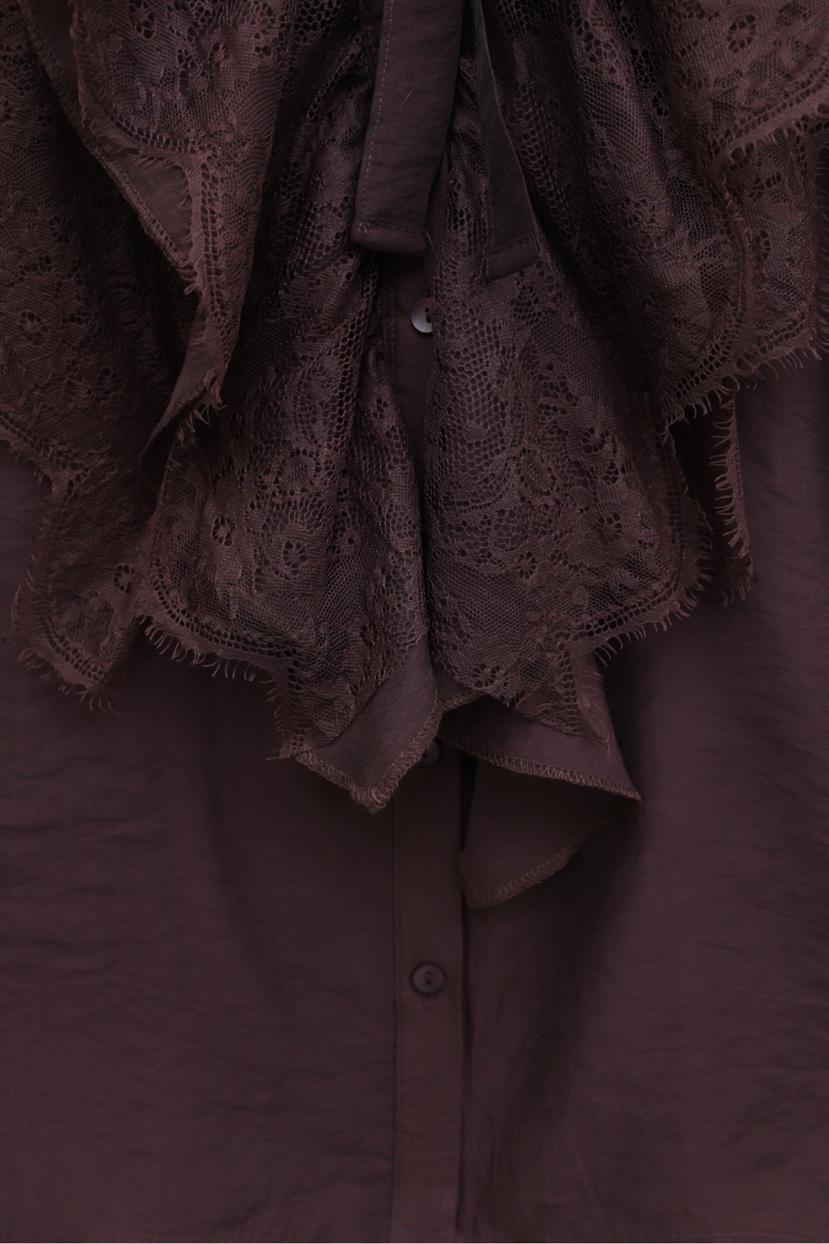 قميص كوبرا طويل الظهر بتفاصيل من الدانتيل وفتحة رقبة من الدانتيل -لون الخوخ