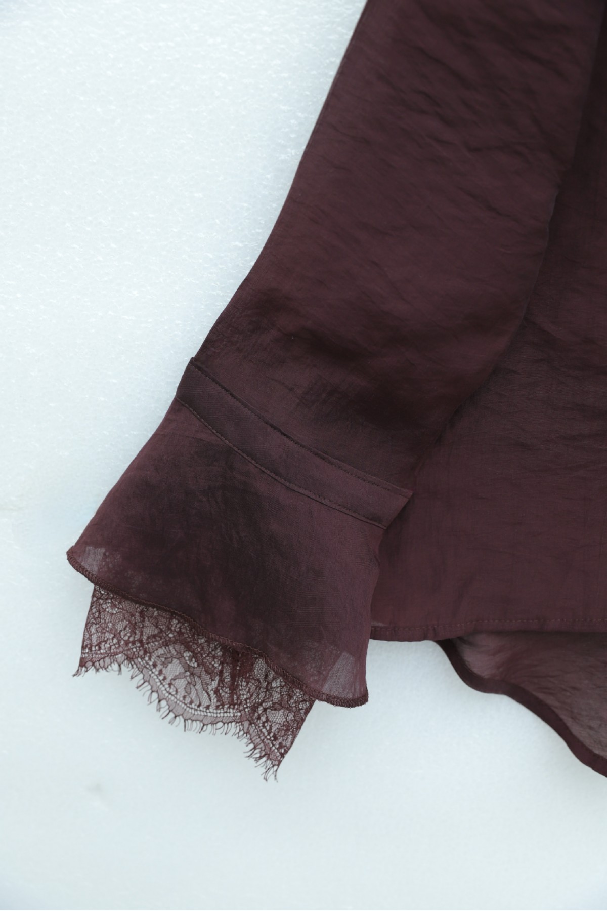 قميص كوبرا طويل الظهر بتفاصيل من الدانتيل وفتحة رقبة من الدانتيل -لون الخوخ