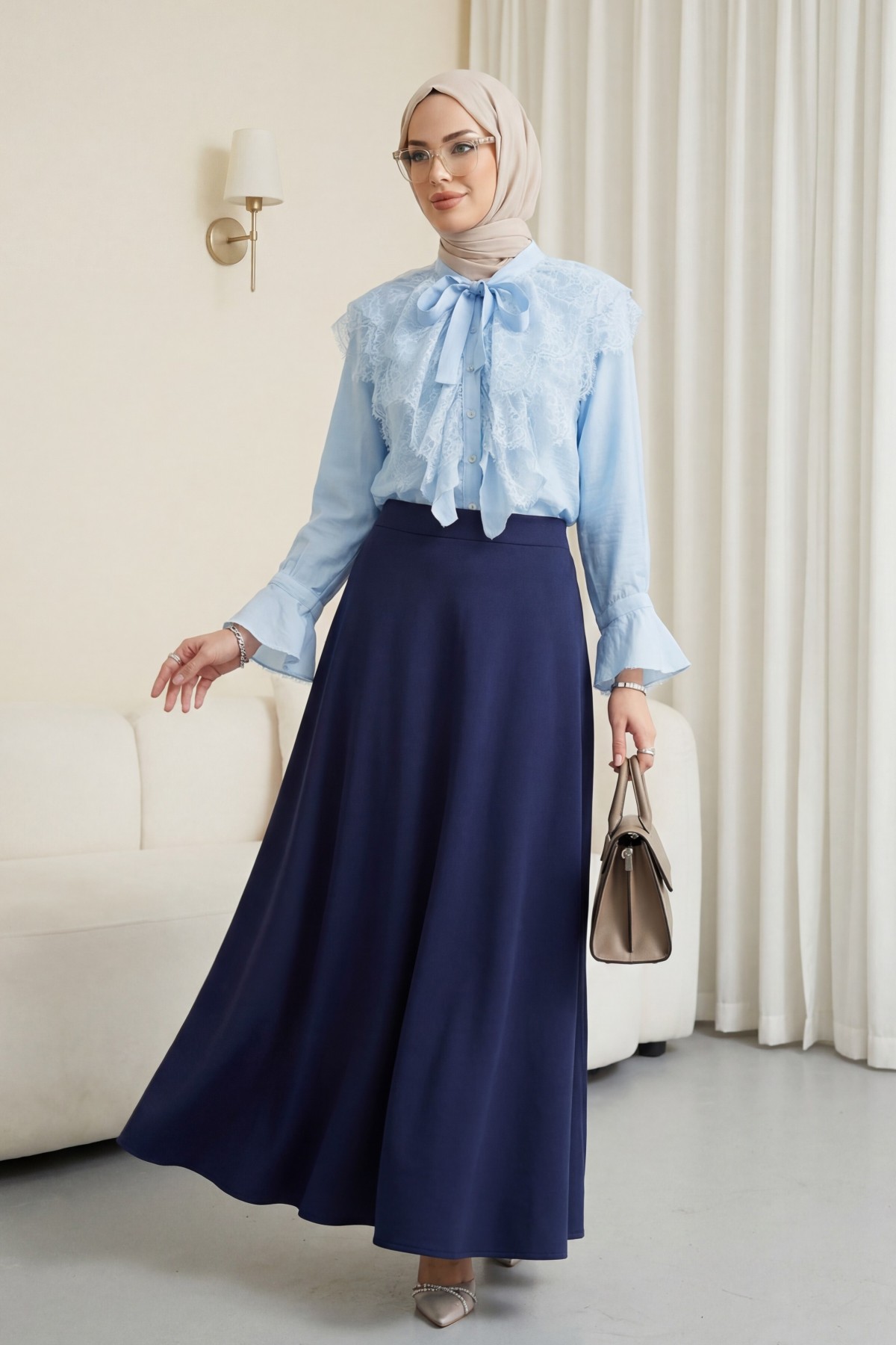 قميص كوبرا طويل الظهر بتفاصيل من الدانتيل وفتحة رقبة من الدانتيل -ريشي