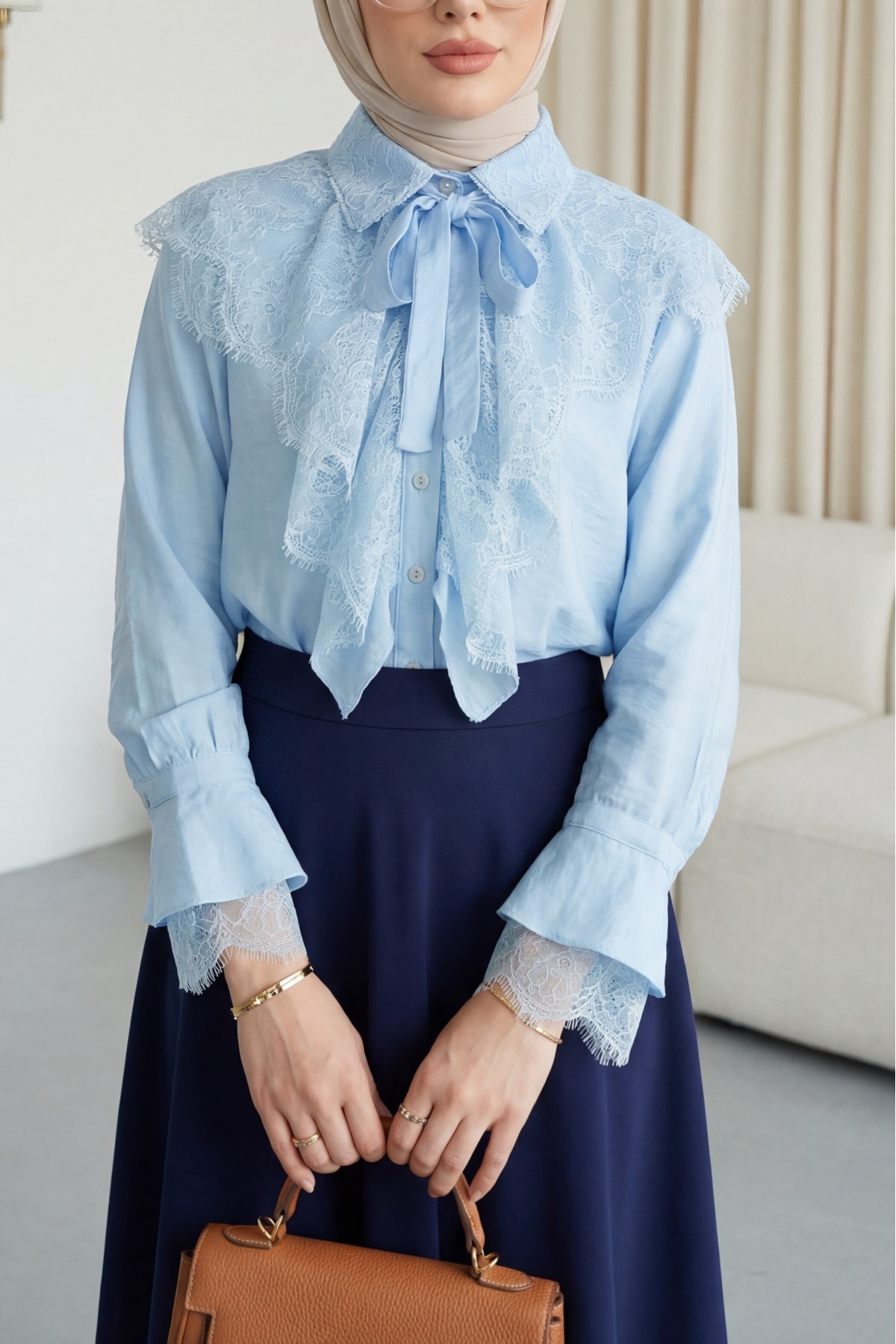 قميص كوبرا طويل الظهر بتفاصيل من الدانتيل وفتحة رقبة من الدانتيل -ريشي