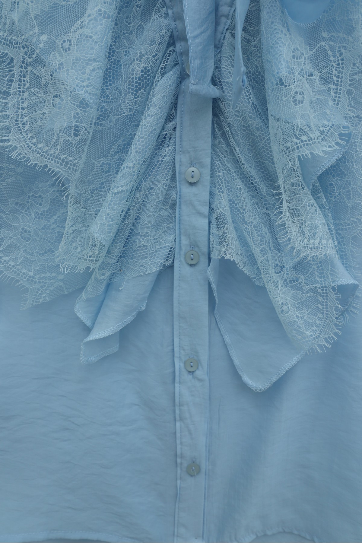 قميص كوبرا طويل الظهر بتفاصيل من الدانتيل وفتحة رقبة من الدانتيل -ريشي