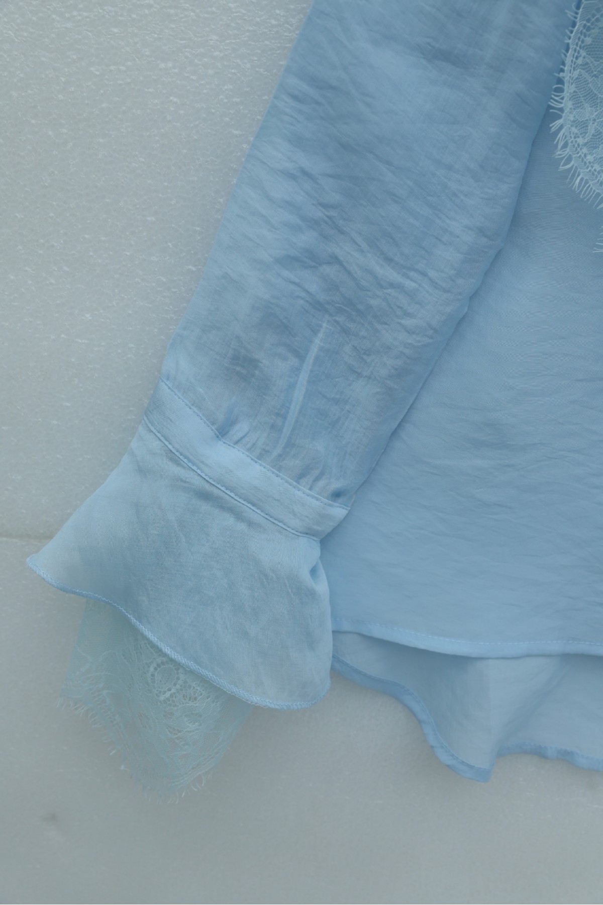 قميص كوبرا طويل الظهر بتفاصيل من الدانتيل وفتحة رقبة من الدانتيل -ريشي