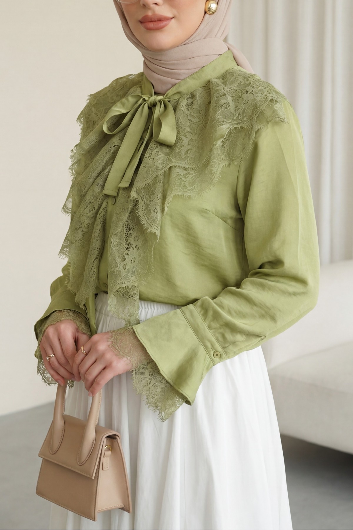 Yakası Bağcıklı Fırfırlı Dantel Detaylı Arkası Uzun Cupra Gömlek  -Yağ Yeşili