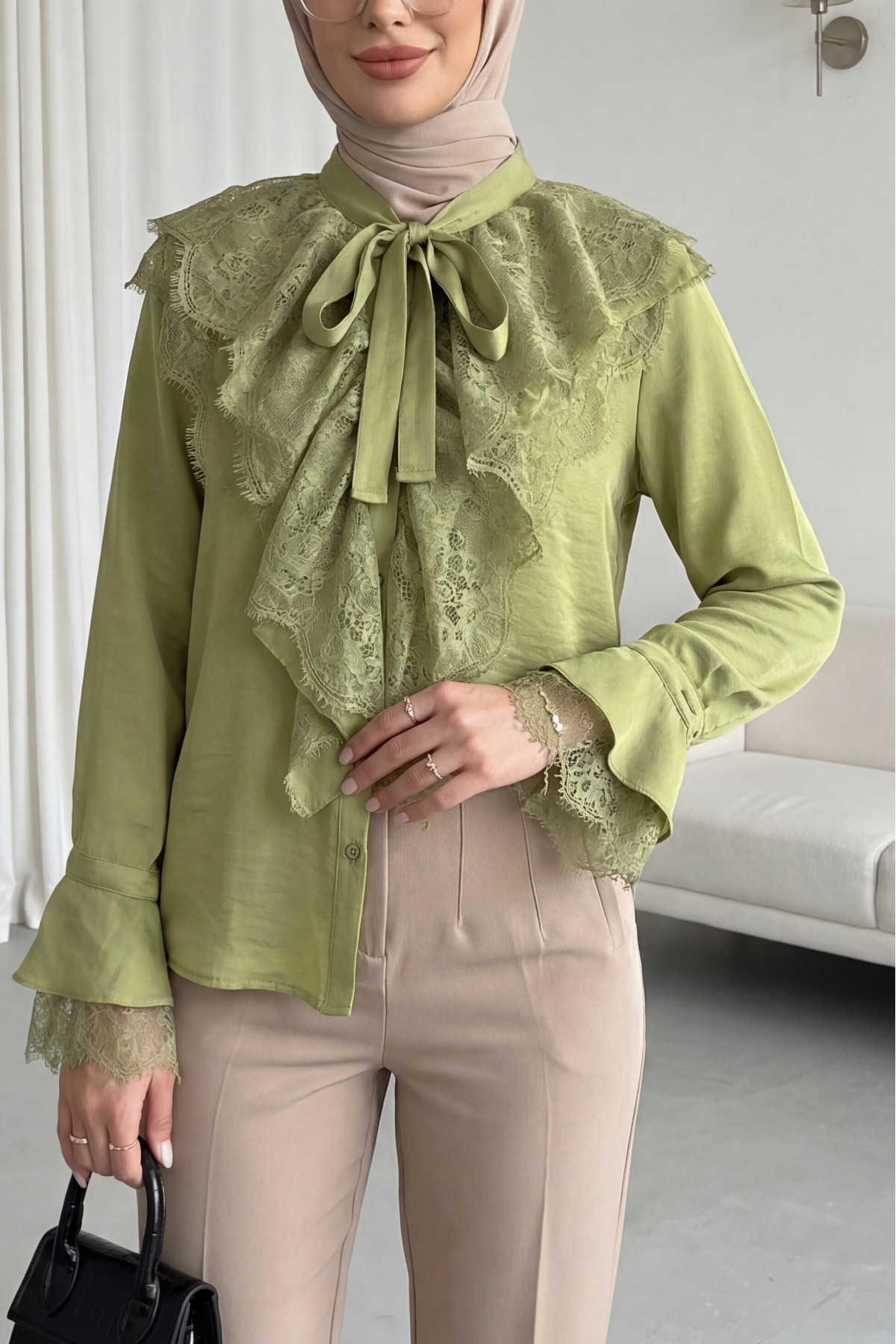Yakası Bağcıklı Fırfırlı Dantel Detaylı Arkası Uzun Cupra Gömlek  -Yağ Yeşili