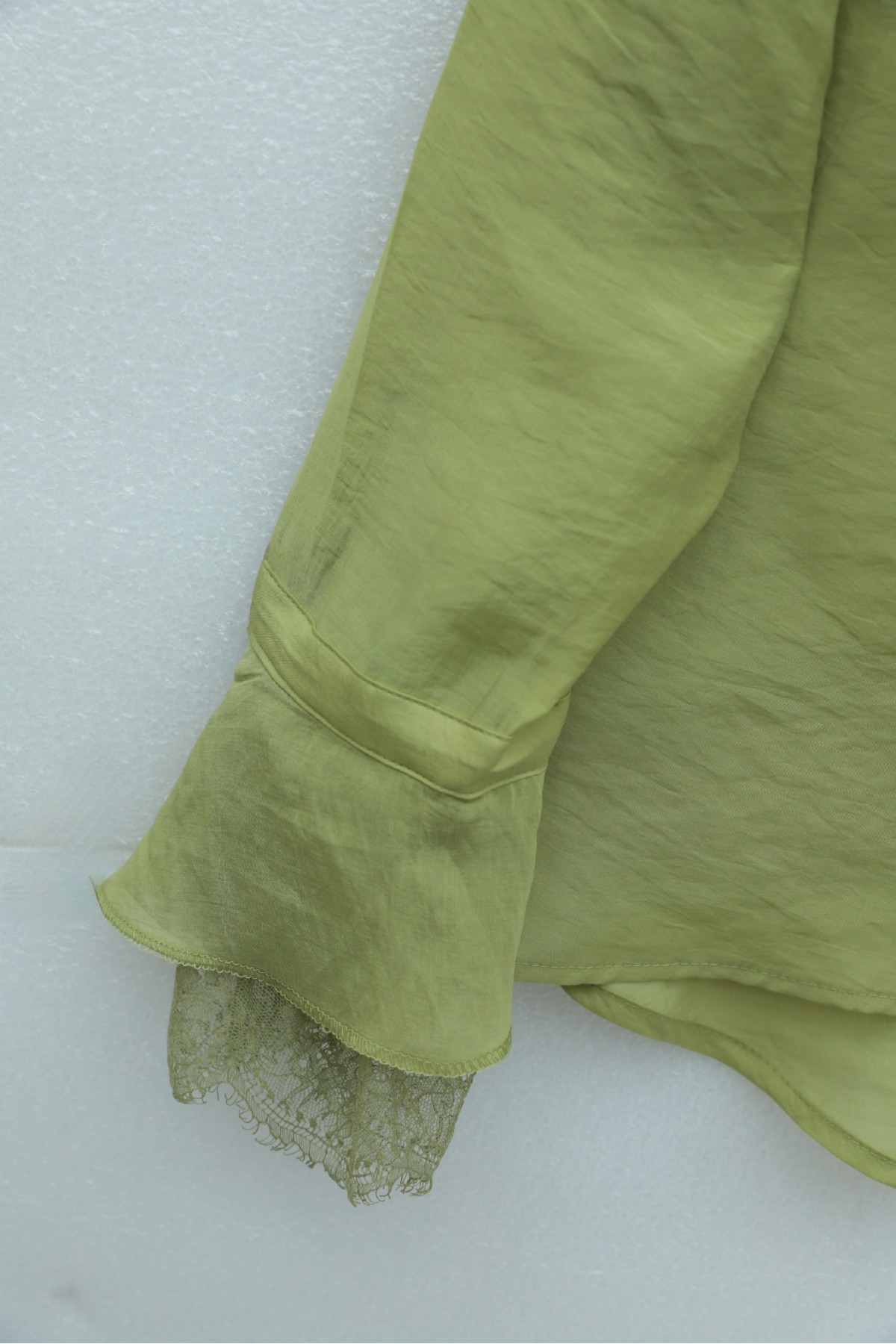 Yakası Bağcıklı Fırfırlı Dantel Detaylı Arkası Uzun Cupra Gömlek  -Yağ Yeşili