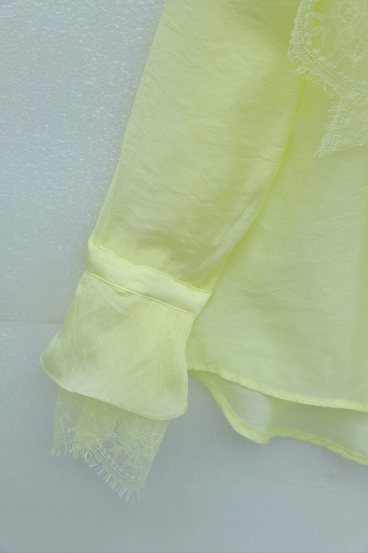 Yakası Bağcıklı Fırfırlı Dantel Detaylı Arkası Uzun Cupra Gömlek  -Açık Sarı