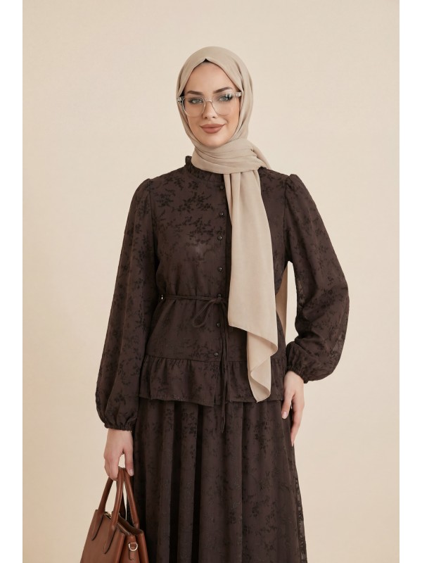 بدلة مطبوعة بنقشة مخملية مع ياقة مكشكشة وتنورة مبطنة -بنى