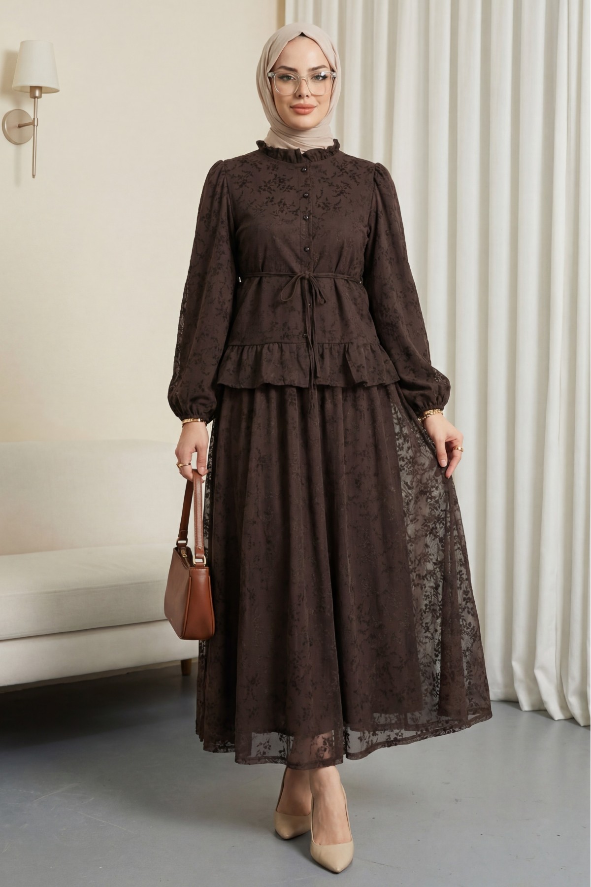 بدلة مطبوعة بنقشة مخملية مع ياقة مكشكشة وتنورة مبطنة -بنى