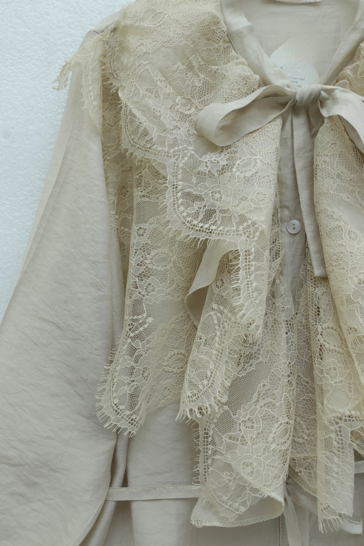 Yakası Bağlamalı Dantelli Fırfırlı Kemerli Pantolonu Astarlı Cupra Takım  -Taş