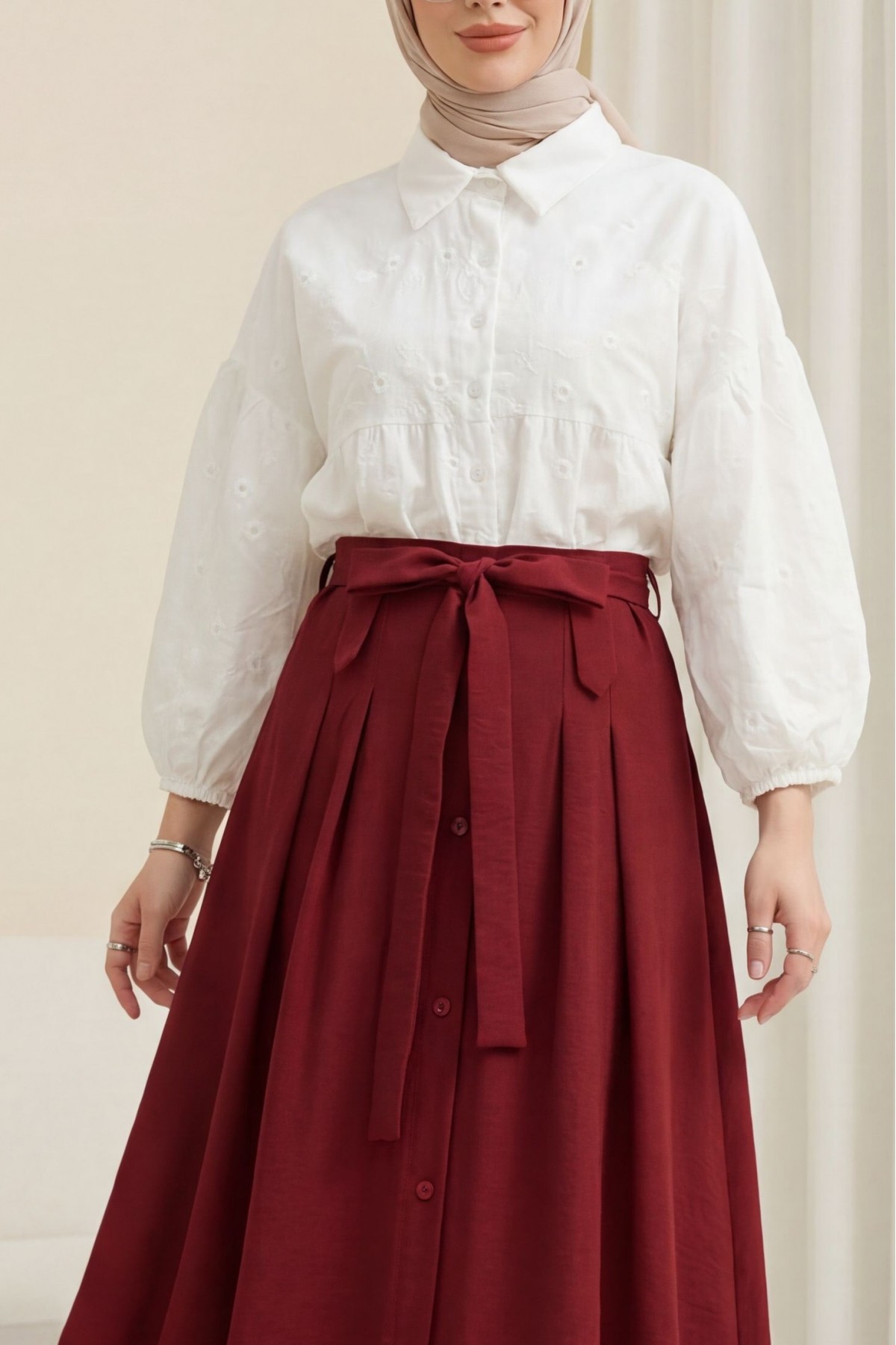 قميص كتان شبه شفاف بأساور مطاطية وتفاصيل مكشكشة. -أبيض