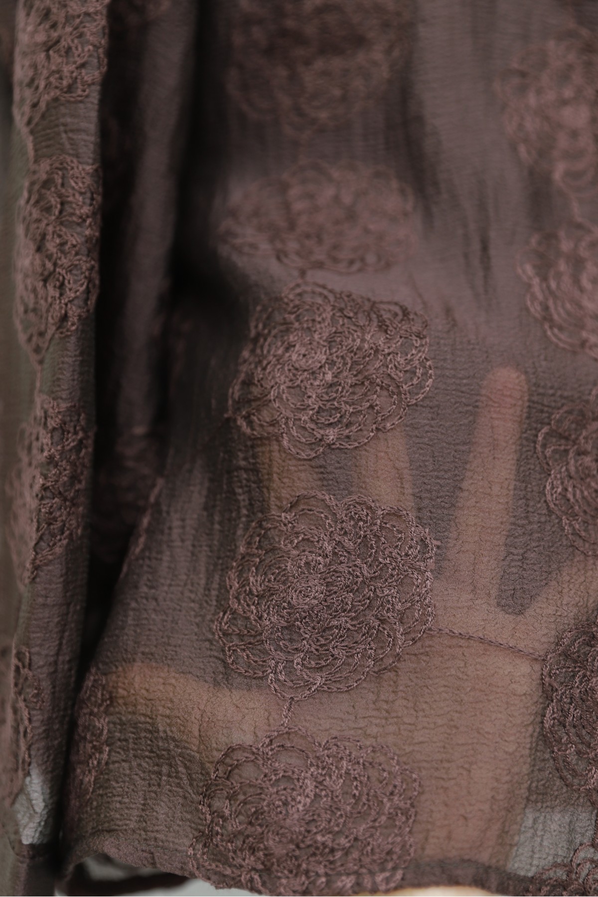 قميص جاكار منقوش مزين بالدانتيل، بأزرار أمامية -بنى