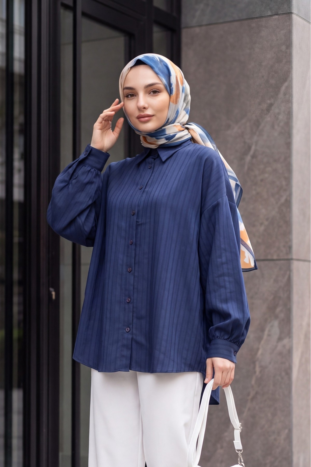 Arkası Uzun Oval Kesim Düğmeli Oversize Gömlek -Lacivert