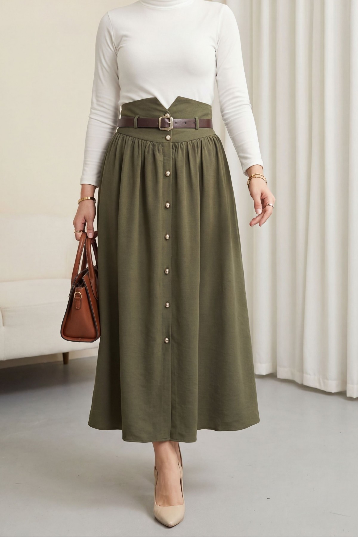 تنورة من قماش المودال بخصر عالٍ مزودة بحزام خصر مطاطي وحزام أمامي وأزرار. -خاكي