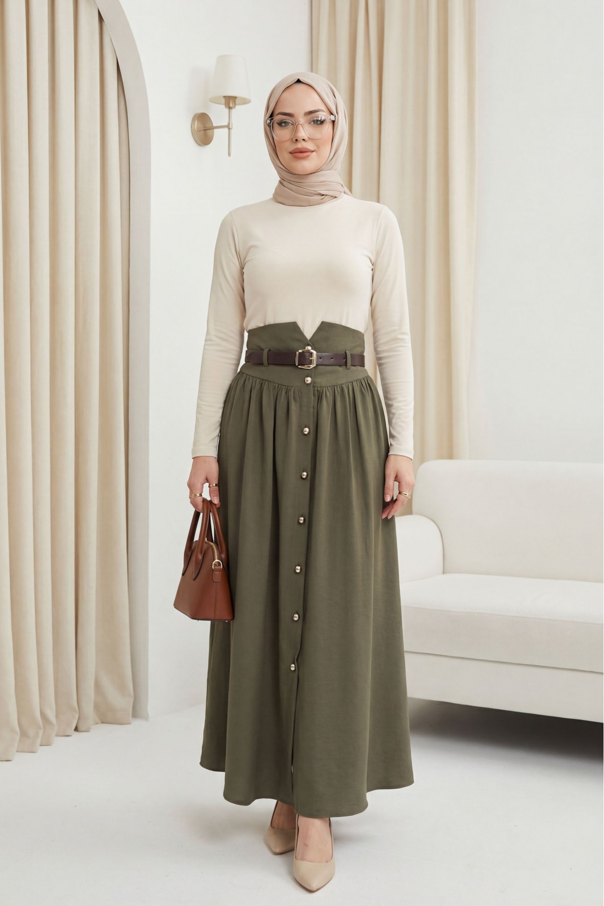 تنورة من قماش المودال بخصر عالٍ مزودة بحزام خصر مطاطي وحزام أمامي وأزرار. -خاكي