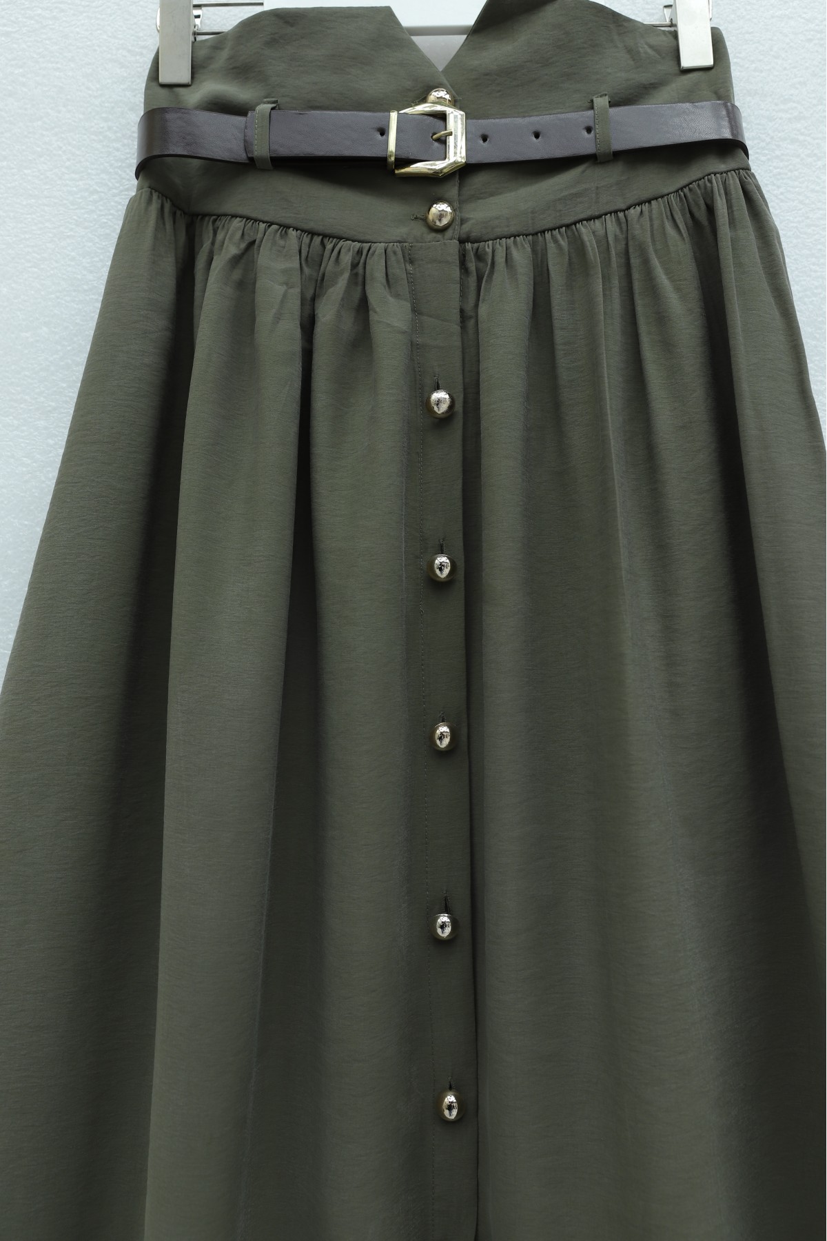 تنورة من قماش المودال بخصر عالٍ مزودة بحزام خصر مطاطي وحزام أمامي وأزرار. -خاكي