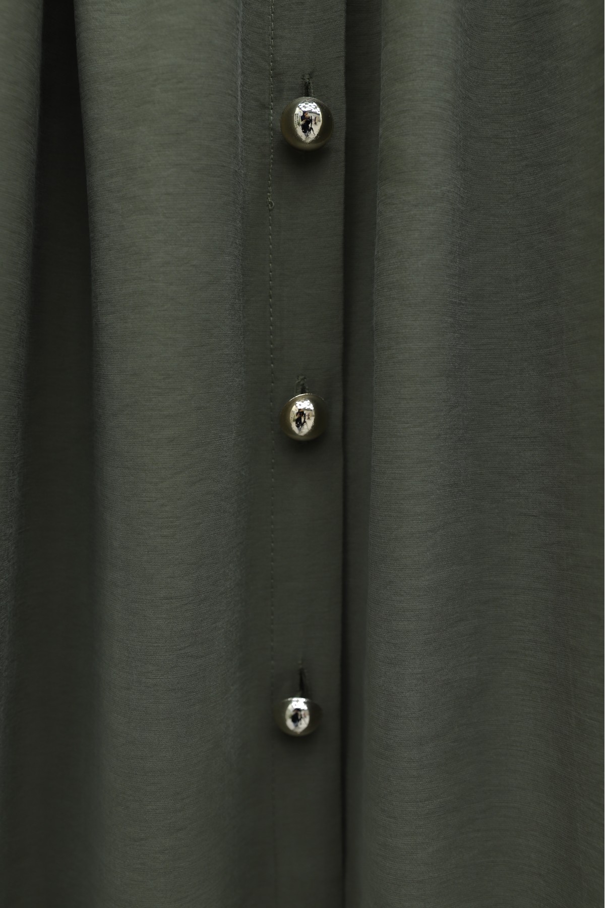 تنورة من قماش المودال بخصر عالٍ مزودة بحزام خصر مطاطي وحزام أمامي وأزرار. -خاكي