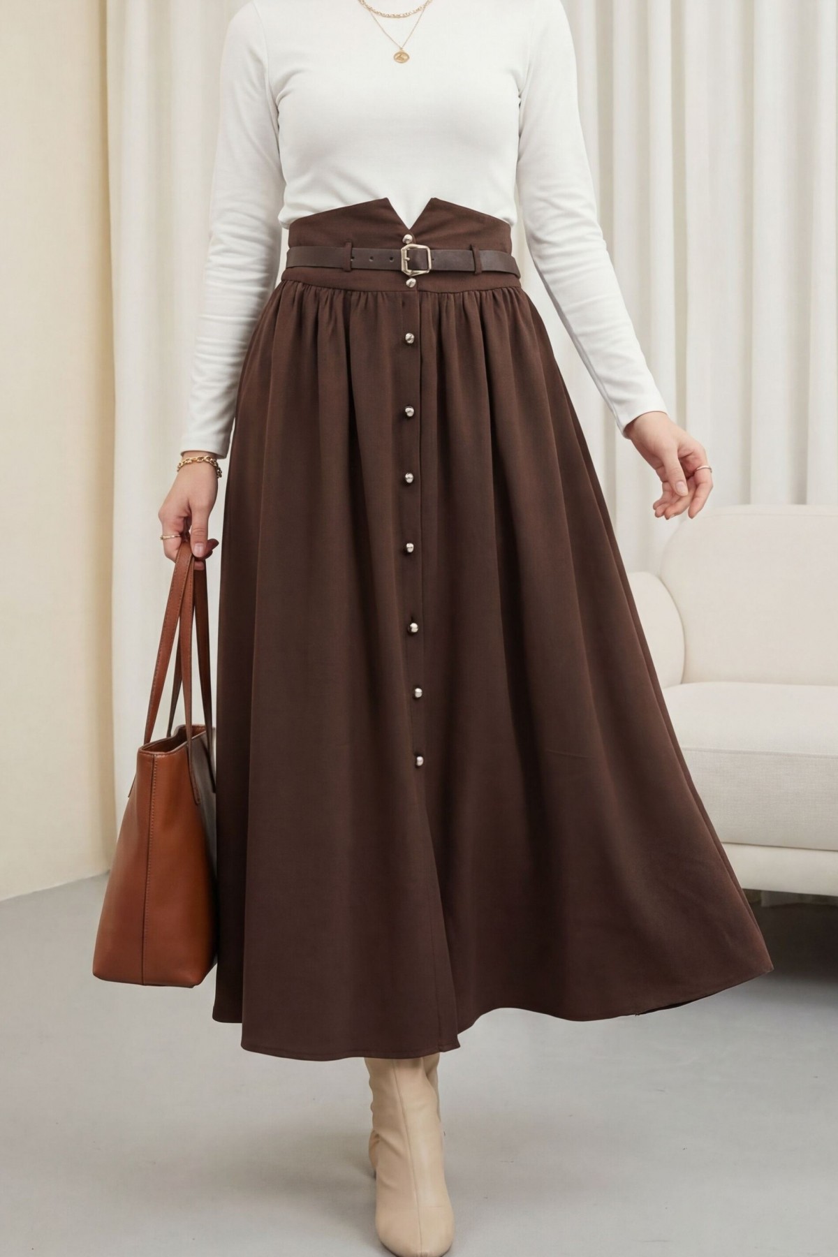 تنورة من قماش المودال بخصر عالٍ مزودة بحزام خصر مطاطي وحزام أمامي وأزرار. -بنى