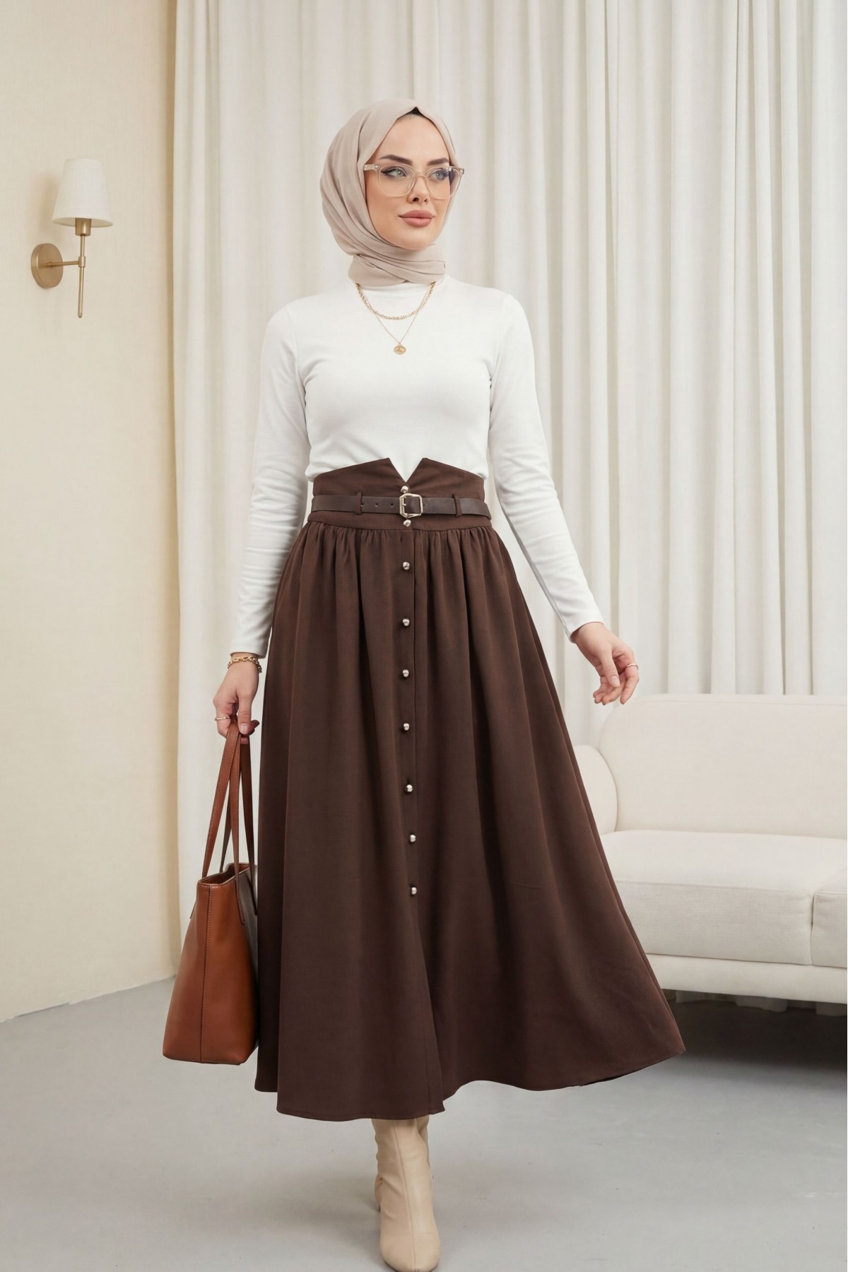 تنورة من قماش المودال بخصر عالٍ مزودة بحزام خصر مطاطي وحزام أمامي وأزرار. -بنى