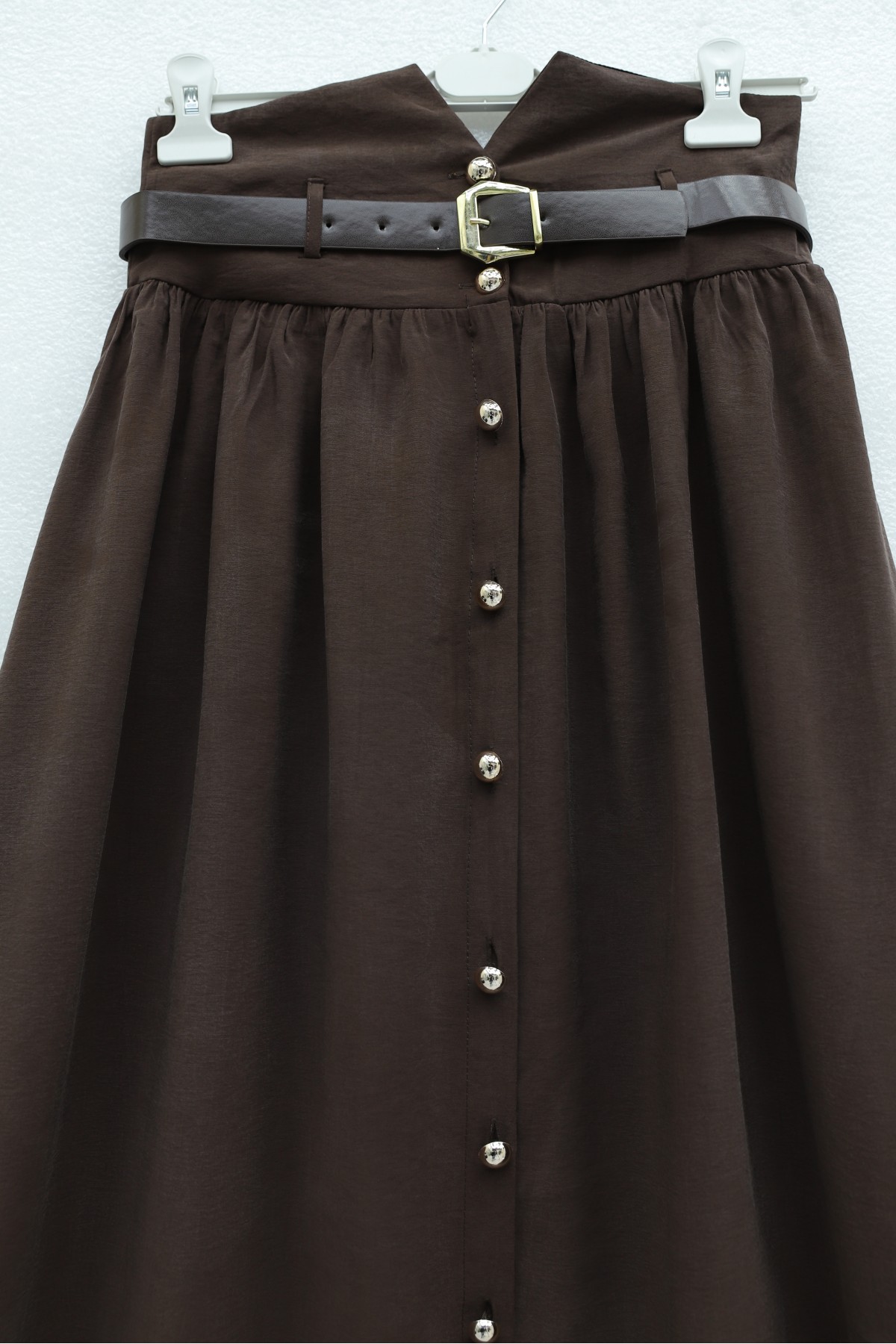 تنورة من قماش المودال بخصر عالٍ مزودة بحزام خصر مطاطي وحزام أمامي وأزرار. -بنى