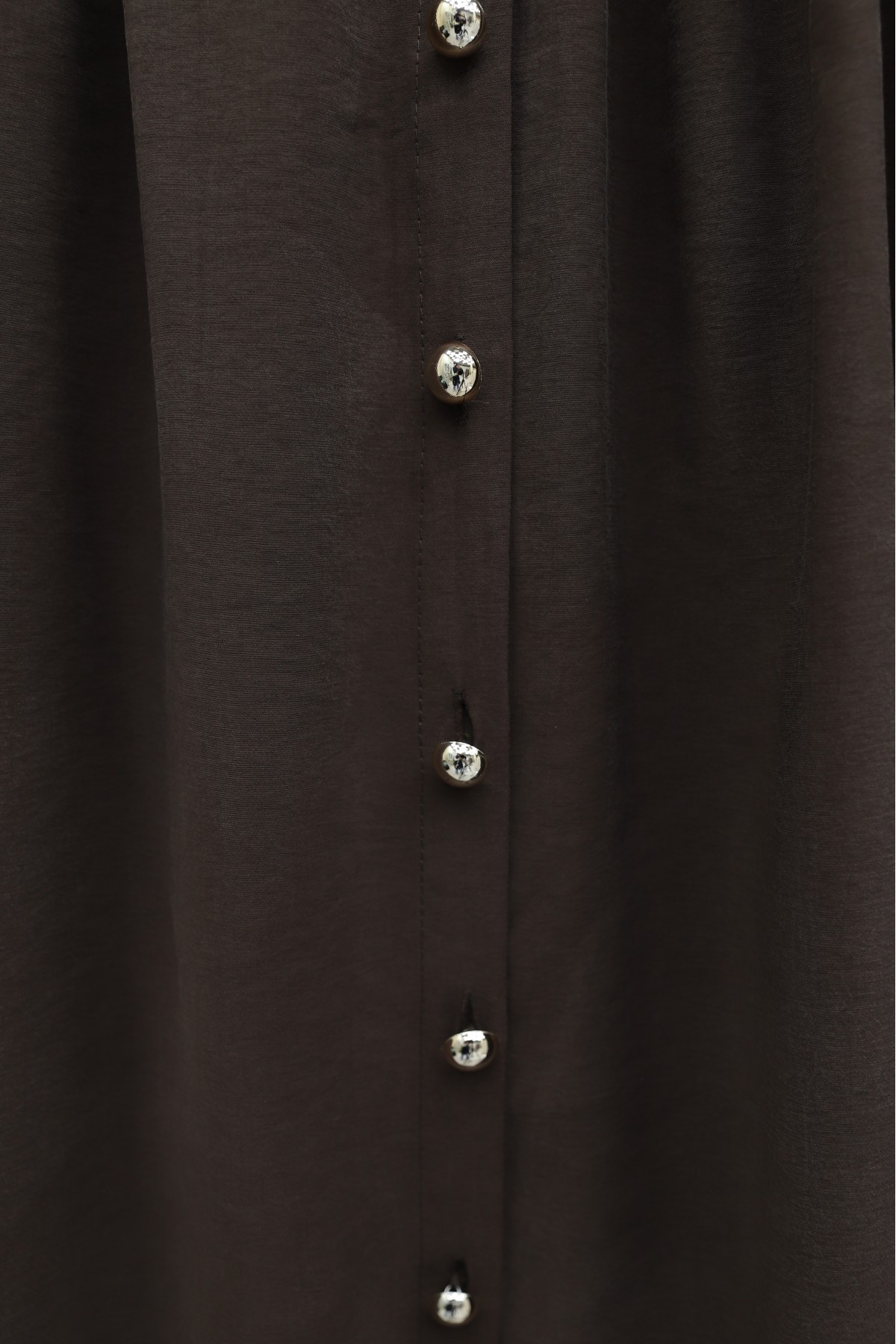 تنورة من قماش المودال بخصر عالٍ مزودة بحزام خصر مطاطي وحزام أمامي وأزرار. -بنى