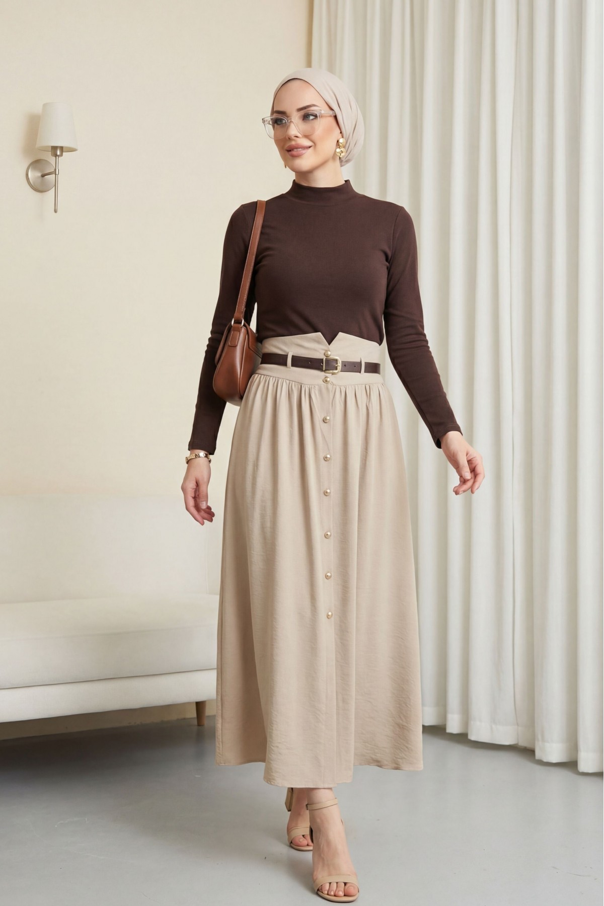 تنورة من قماش المودال بخصر عالٍ مزودة بحزام خصر مطاطي وحزام أمامي وأزرار. -حجر