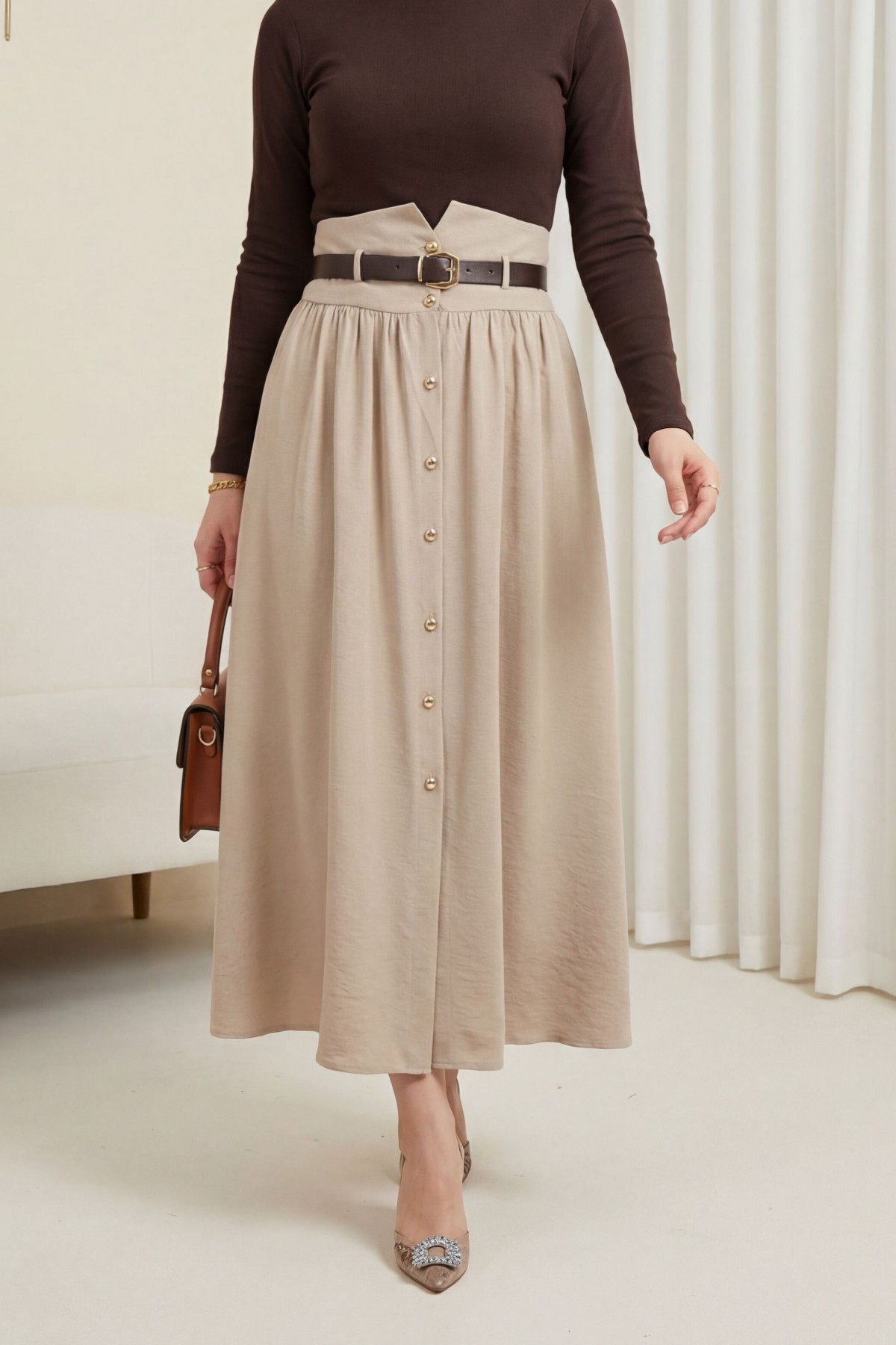 تنورة من قماش المودال بخصر عالٍ مزودة بحزام خصر مطاطي وحزام أمامي وأزرار. -حجر