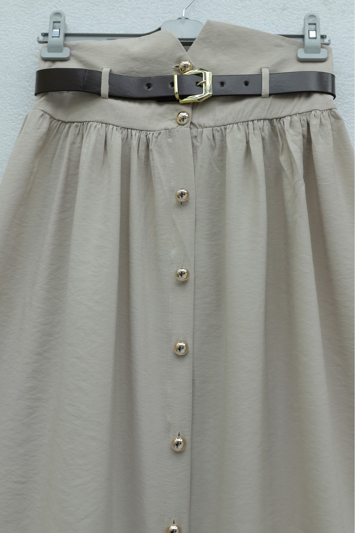 تنورة من قماش المودال بخصر عالٍ مزودة بحزام خصر مطاطي وحزام أمامي وأزرار. -حجر
