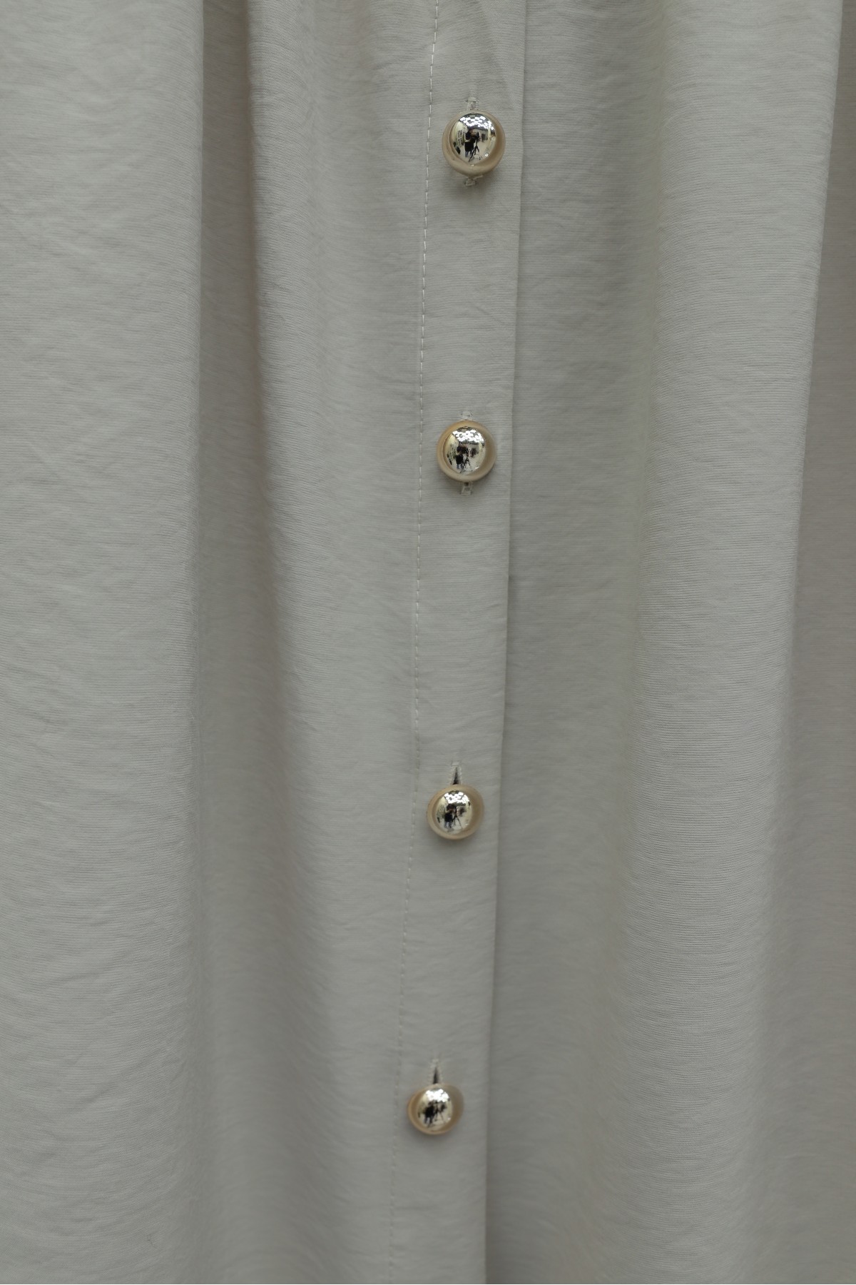 تنورة من قماش المودال بخصر عالٍ مزودة بحزام خصر مطاطي وحزام أمامي وأزرار. -حجر