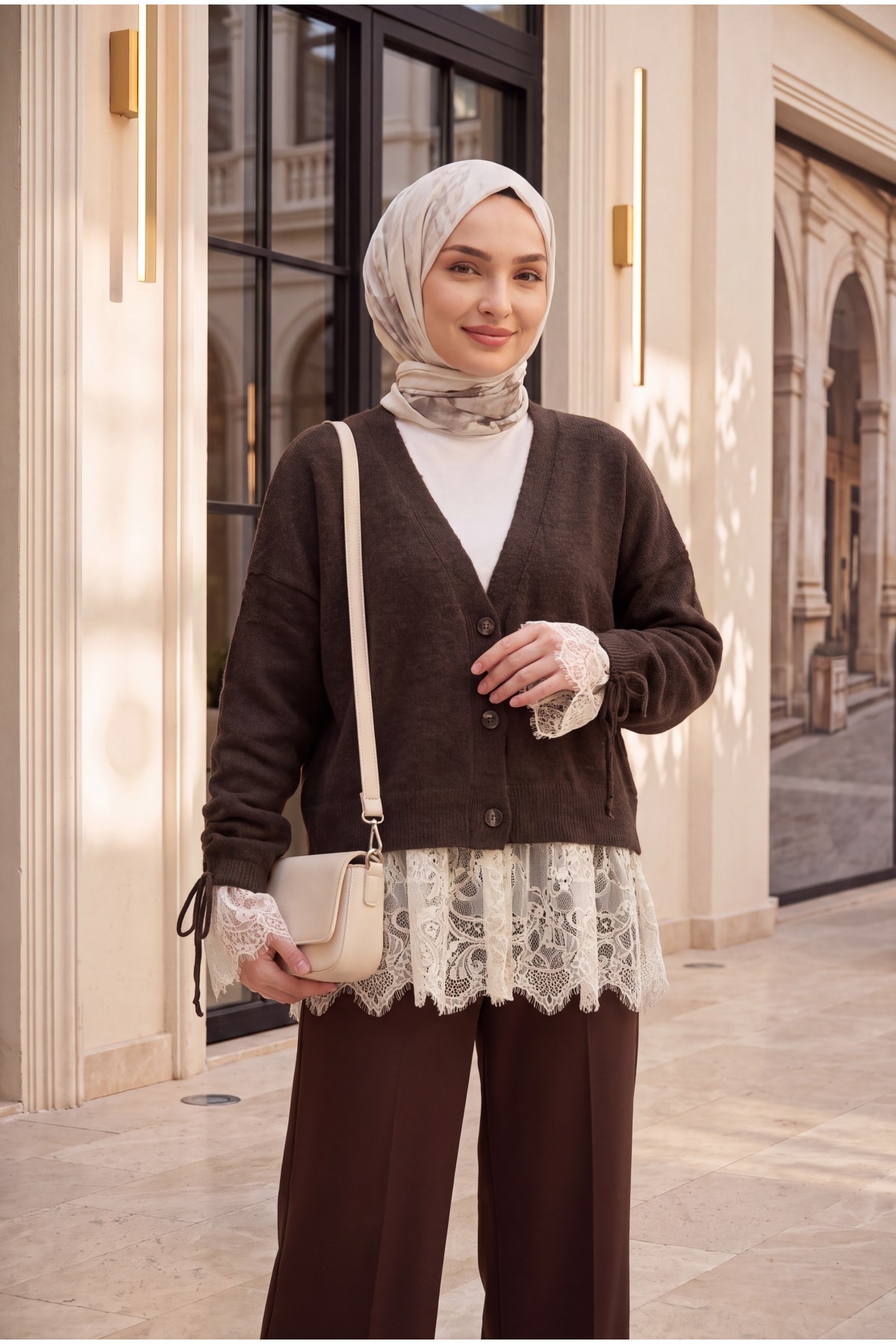 Kolları Büzgülü Bağcıklı Eteği Ve Kolları Dantel Detaylı Düğmeli Yumoş Hırka -Koyu Kahverengi