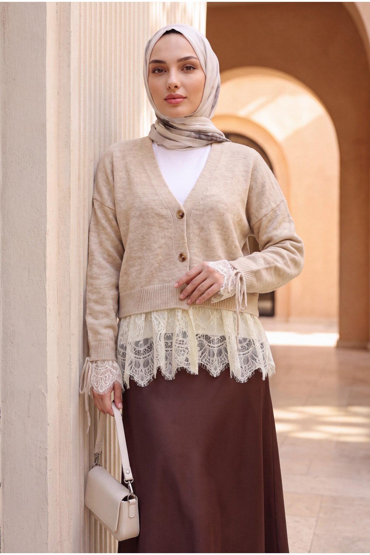 كارديجان ناعم بأكمام مكشكشة، وتنورة وأكمام برباط، وإغلاق بأزرار. -اللون البيج