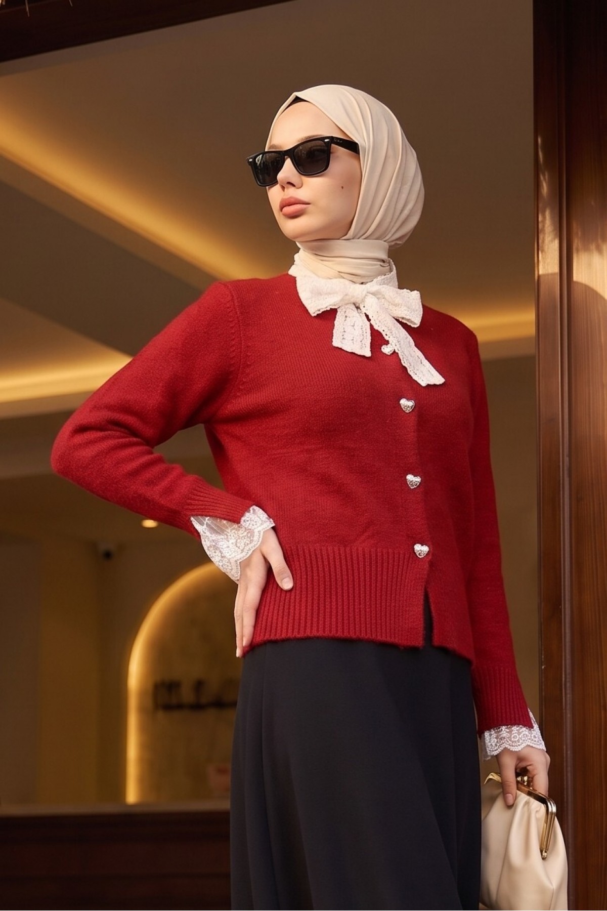 كارديجان ناعم محبوك بياقة برباط وشاح، وأساور مشقوقة، وتفاصيل من التول، وإغلاق بأزرار. -أحمر