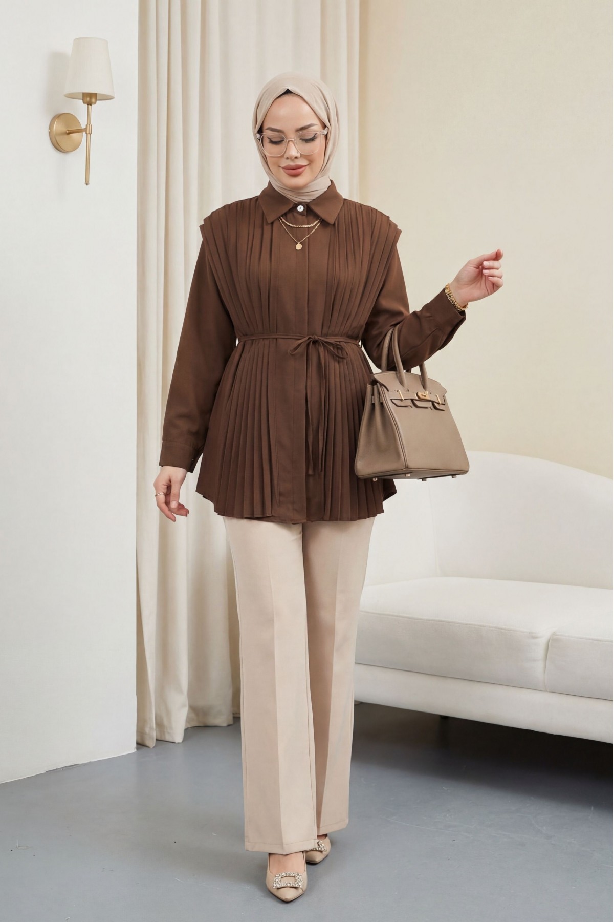 قميص من قماش البوبلين بتفاصيل ثنيات في الأمام والخلف وأزرار مخفية  -بنى