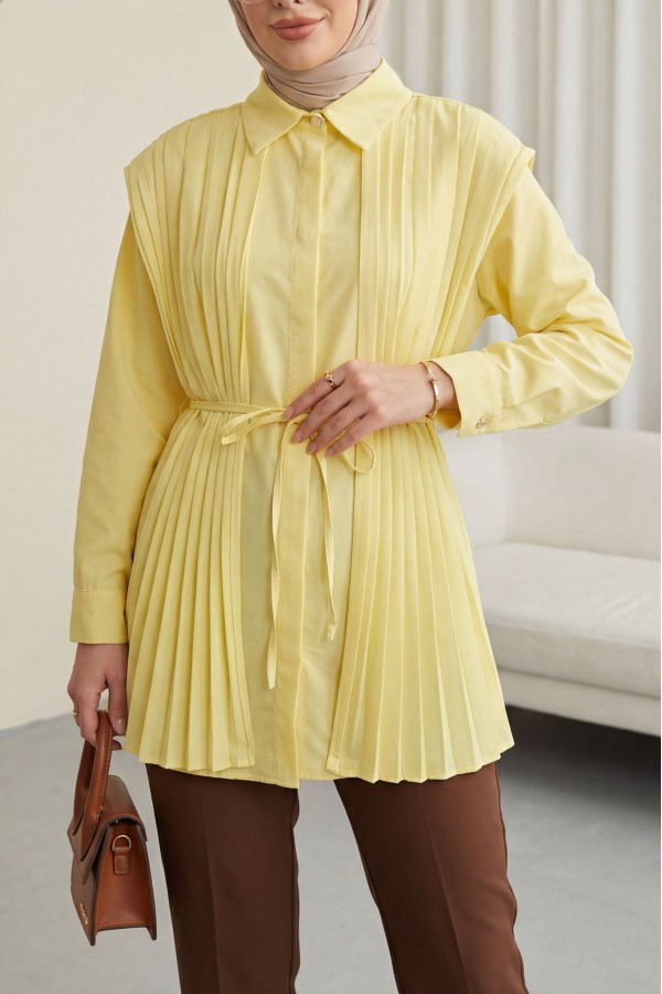قميص من قماش البوبلين بتفاصيل ثنيات في الأمام والخلف وأزرار مخفية  -أصفر