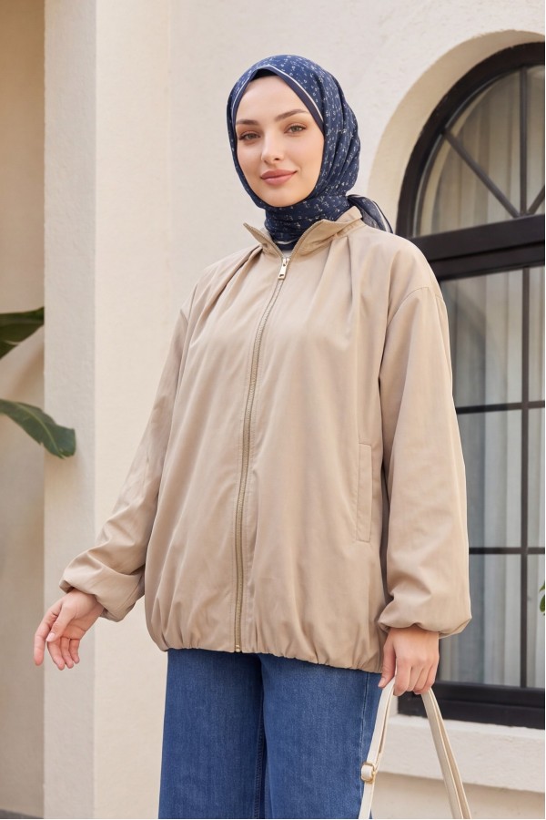 سترة مظلة مبطنة ذات ياقة عالية، وحافة وأكمام مطاطية، وسحاب، وجيبين. -اللون البيج