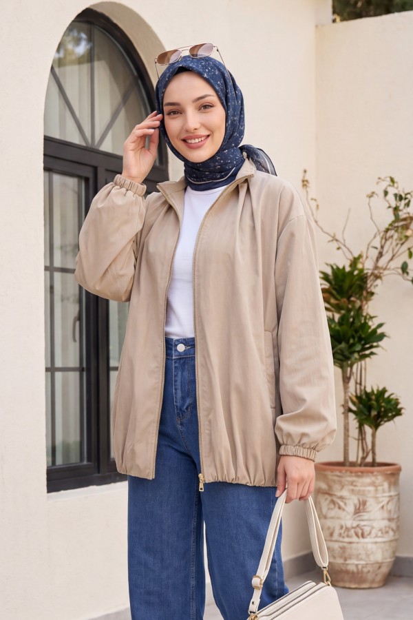 سترة مظلة مبطنة ذات ياقة عالية، وحافة وأكمام مطاطية، وسحاب، وجيبين. -اللون البيج