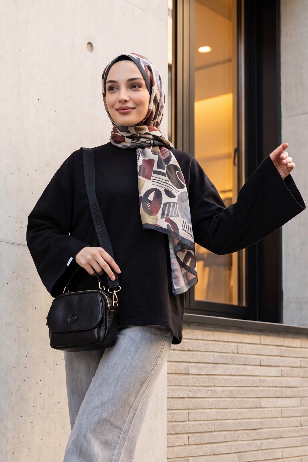 سويت شيرت قطني واسع بأكمام طويلة ورقبة دائرية -أسود