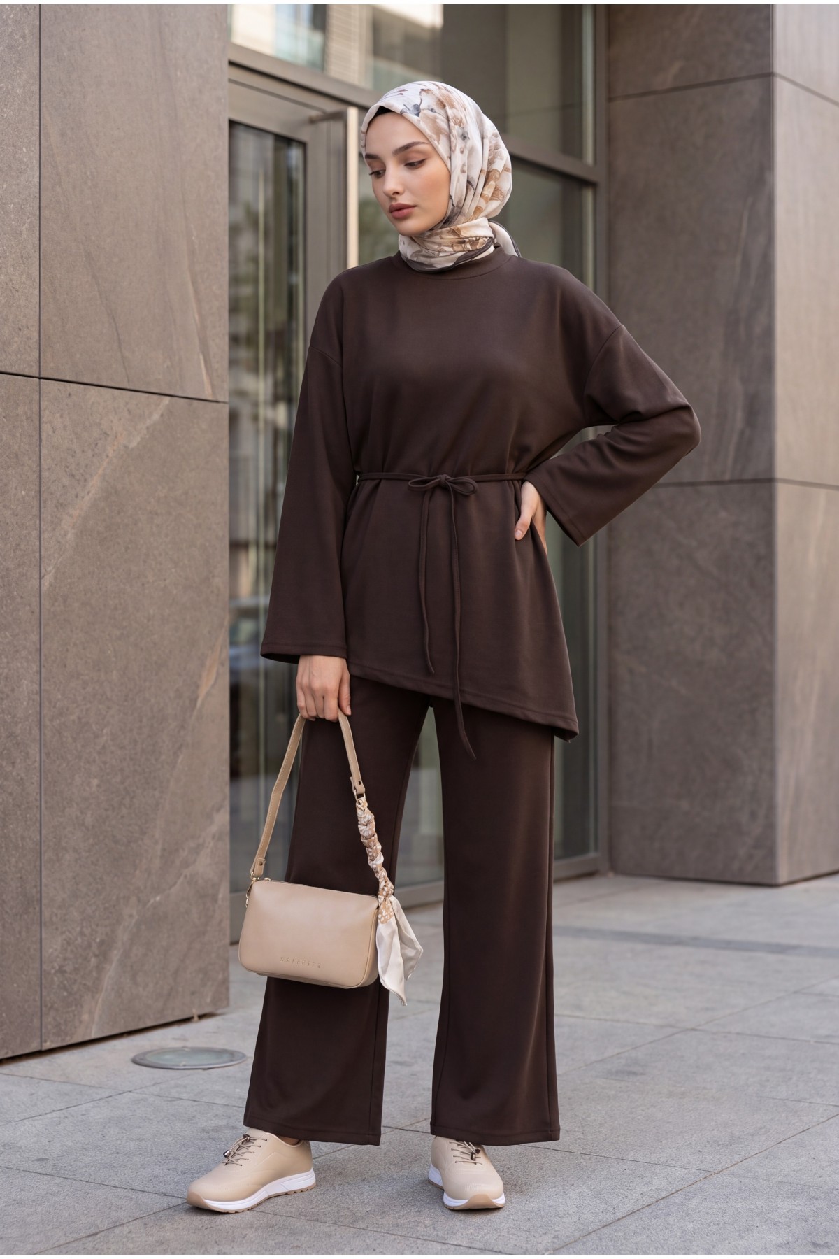 Asimetrik Kesim Beli Kemerli Pantolonlu Oversize Penye Takım -Kahverengi