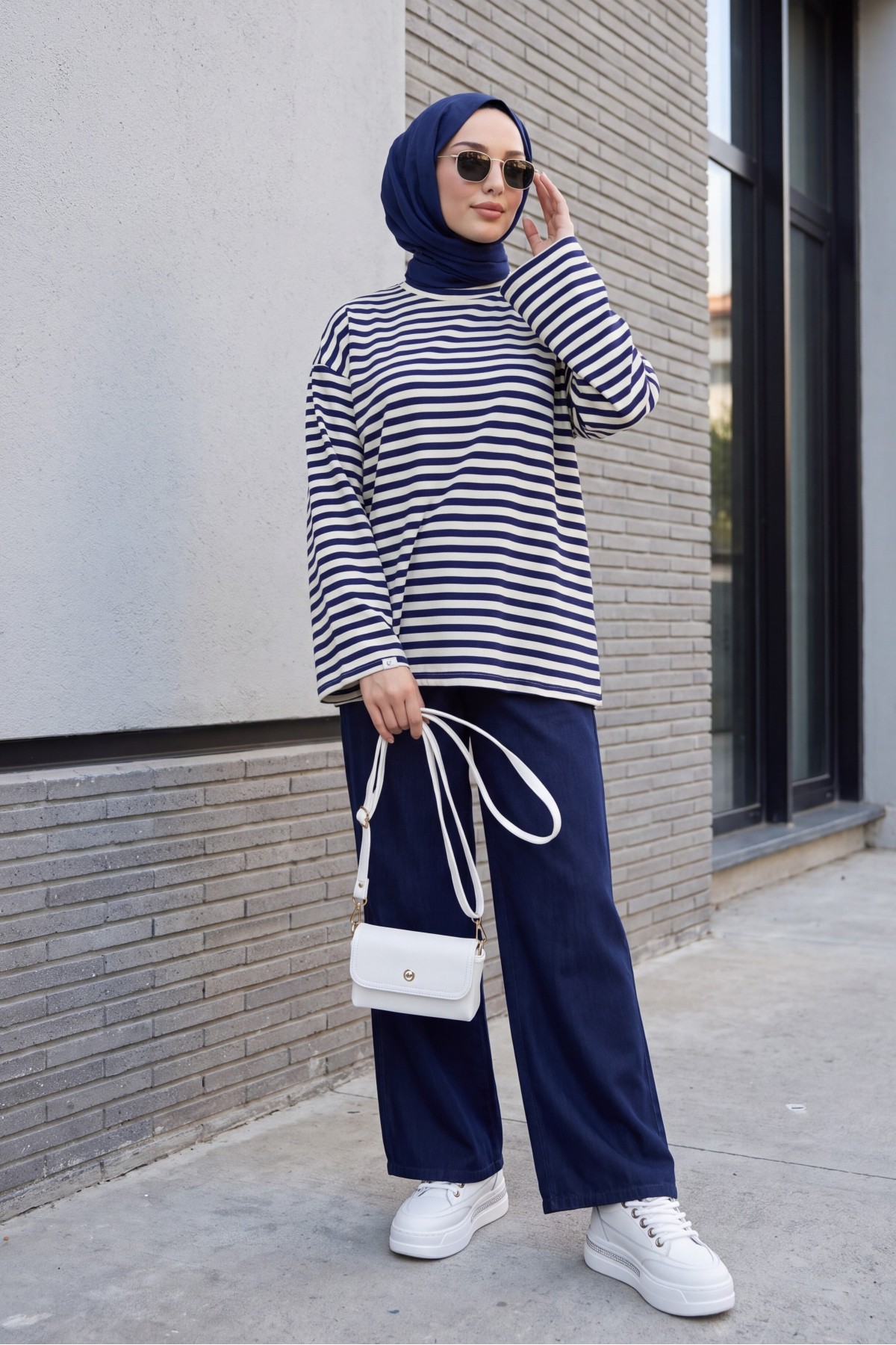 Oversized Crew-Neck Sweatshirt with Thick Stripes and Stretch Fabric -Navy blue