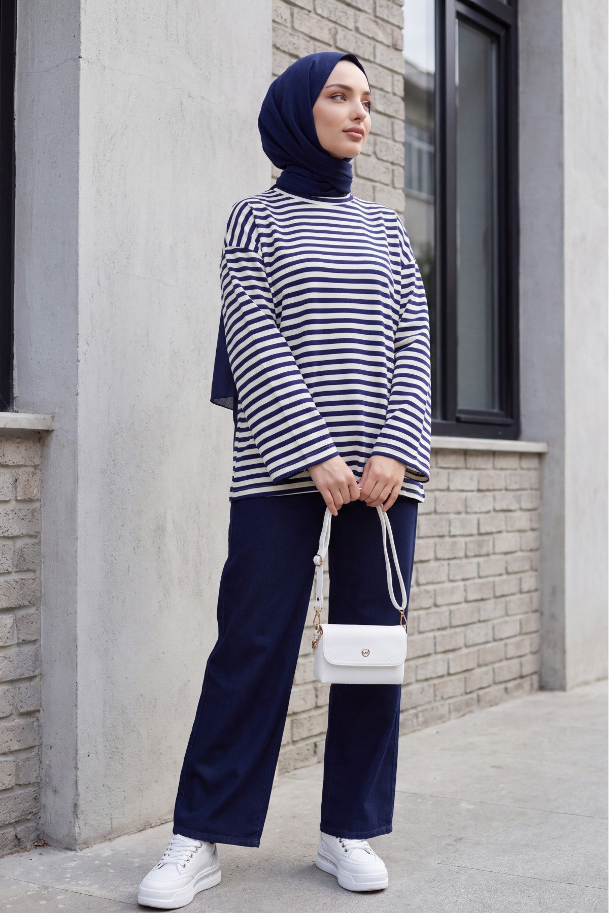 Oversized Crew-Neck Sweatshirt with Thick Stripes and Stretch Fabric -Navy blue