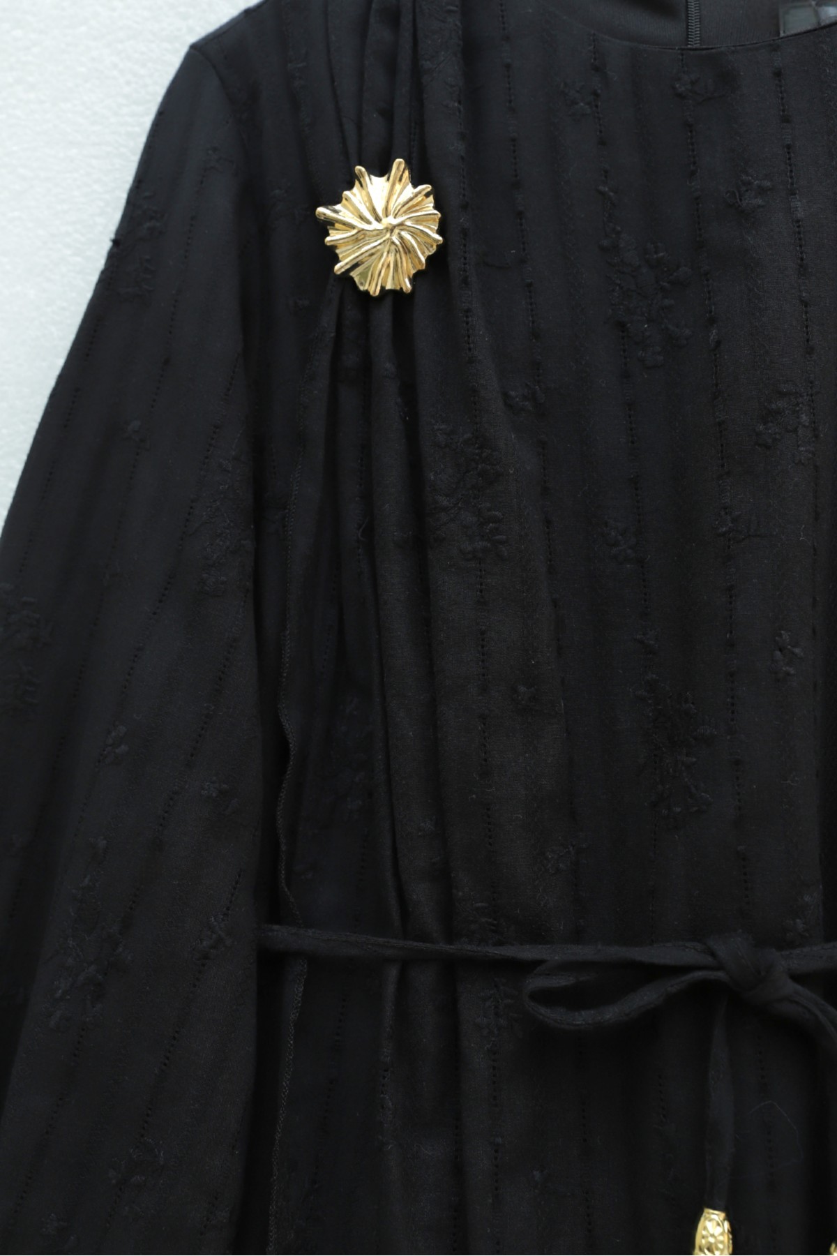 Önü Çift Kat Belden Bağlamalı Broşlu Astarlı Keten Elbise -Siyah