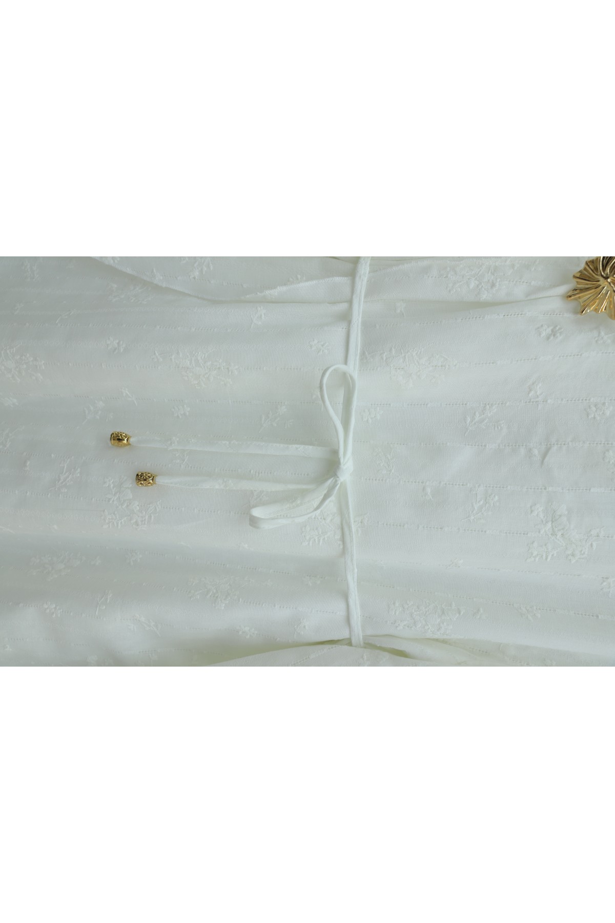 Önü Çift Kat Belden Bağlamalı Broşlu Astarlı Keten Elbise -Beyaz