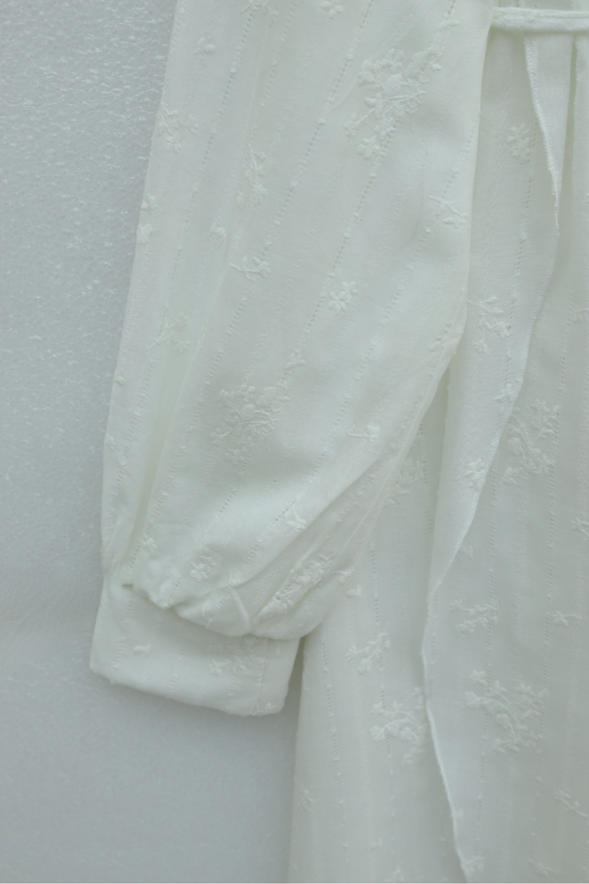 Önü Çift Kat Belden Bağlamalı Broşlu Astarlı Keten Elbise -Beyaz