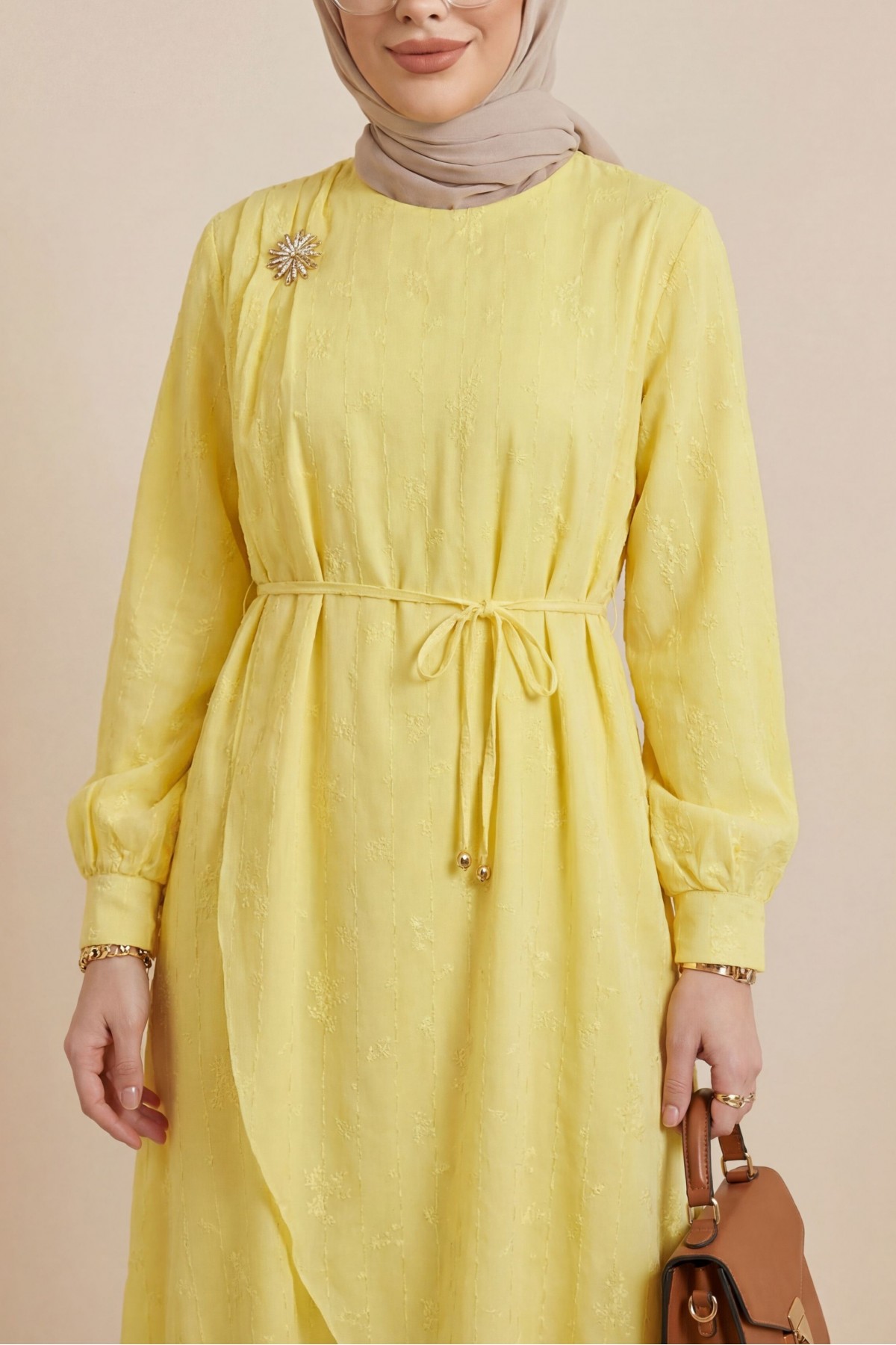 Önü Çift Kat Belden Bağlamalı Broşlu Astarlı Keten Elbise -Sarı