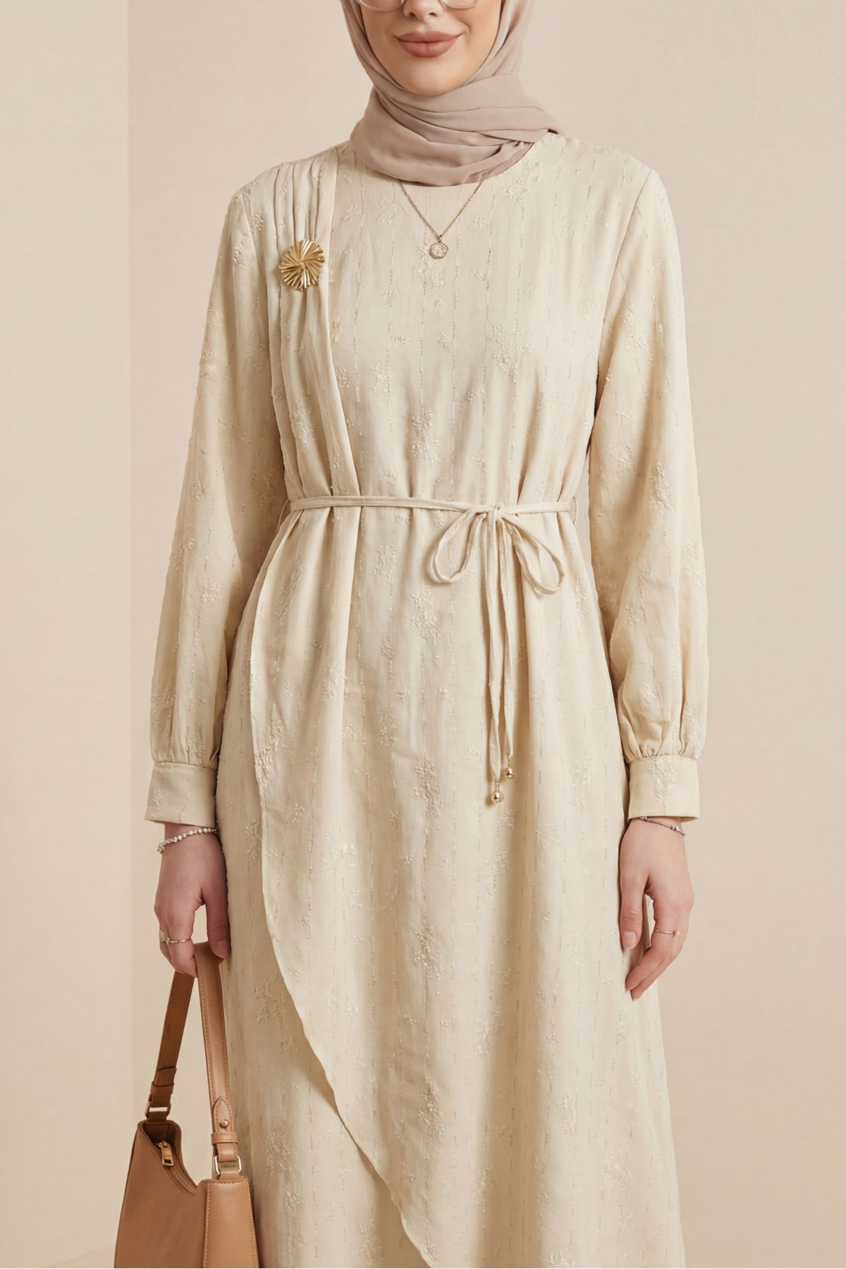 Önü Çift Kat Belden Bağlamalı Broşlu Astarlı Keten Elbise -Bej